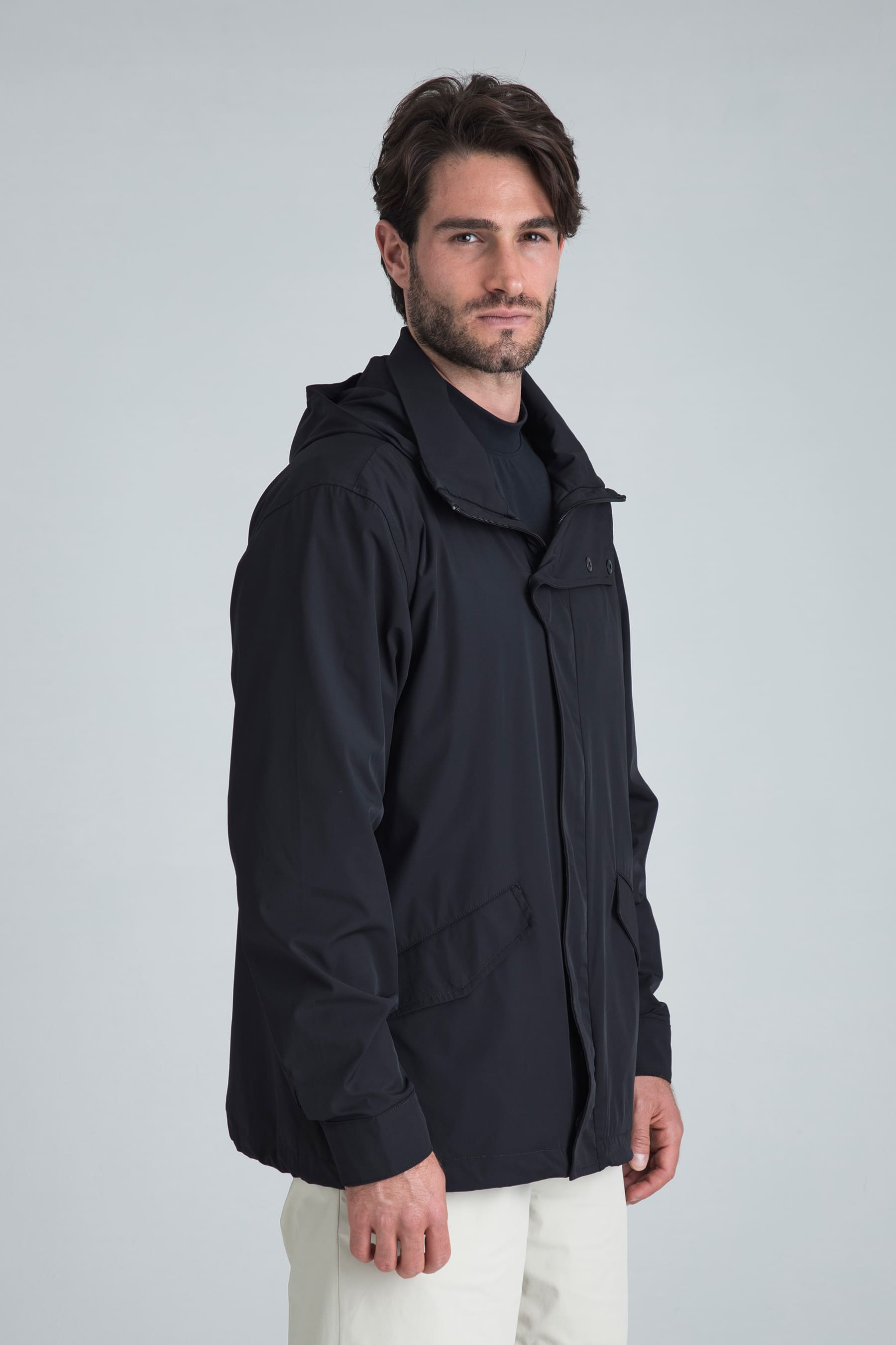 Hombre con chaqueta negra Holmium en estilo casual