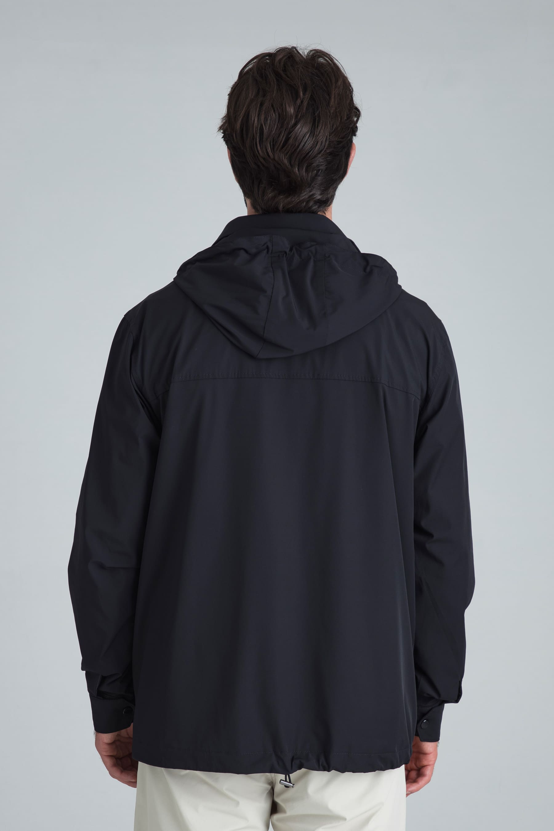 Hombre con chaqueta negra vista posterior