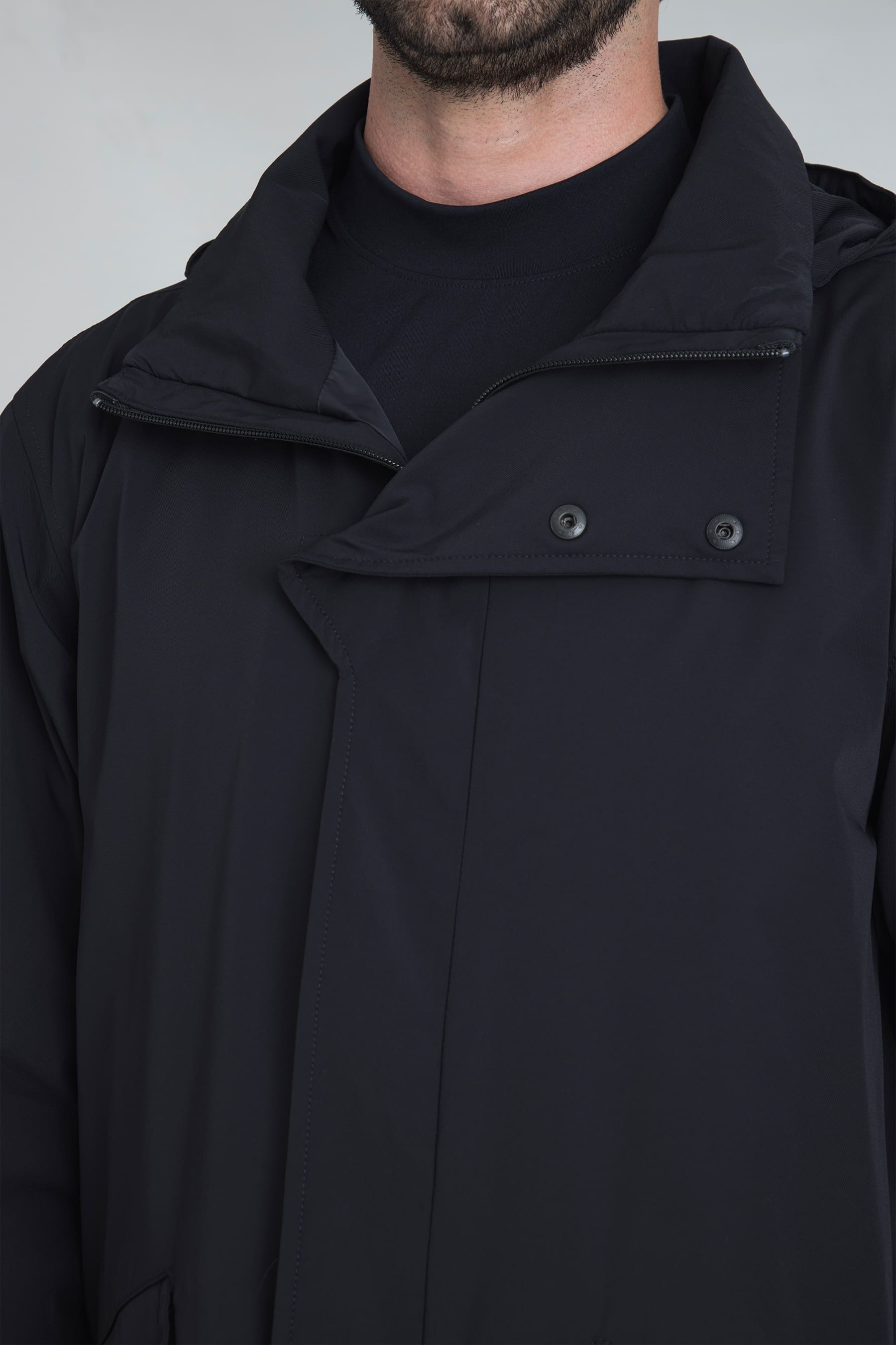 Chaqueta negra con capucha removible para hombre, estilo casual y duradero