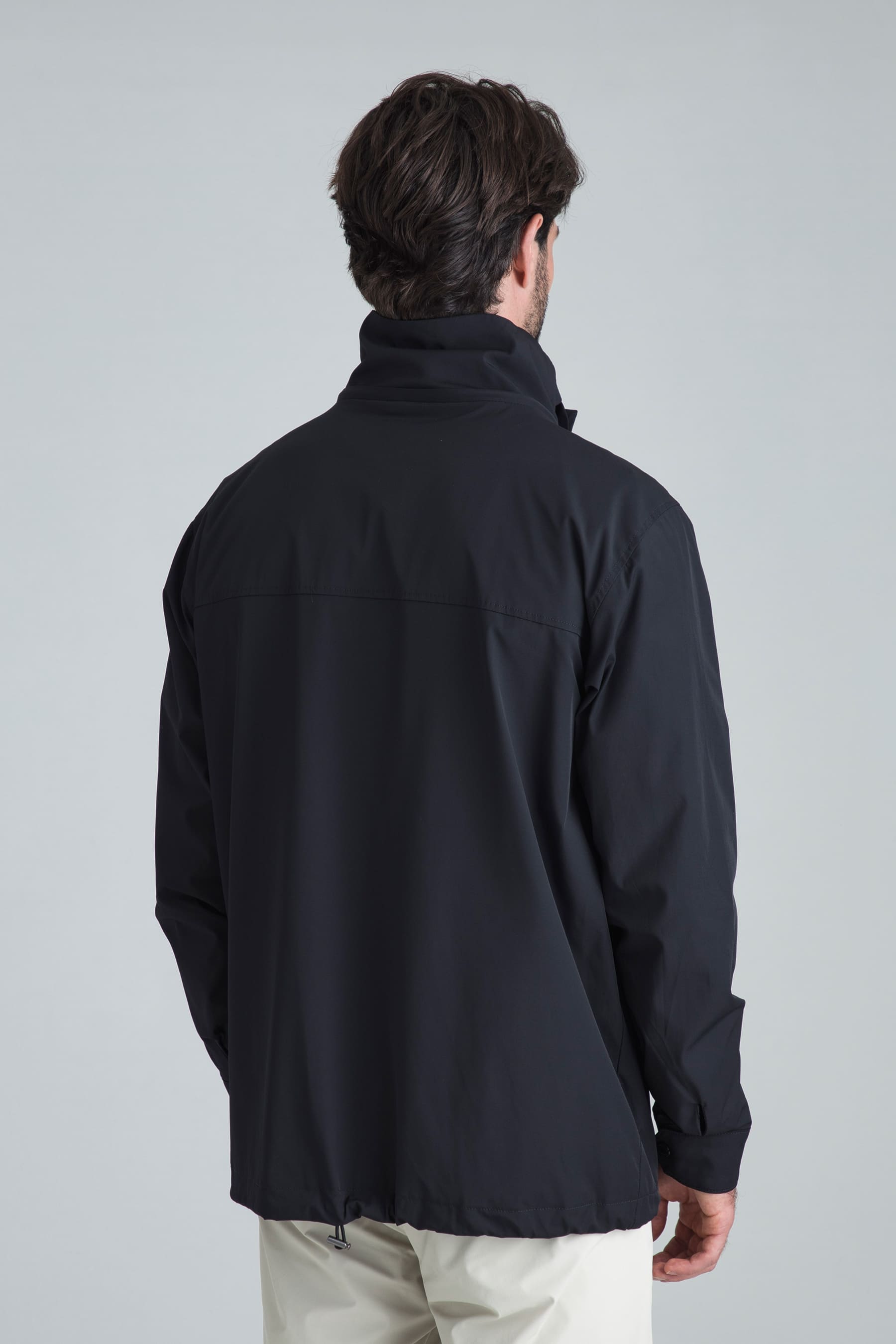 Chaqueta negra con capucha para hombre estilo atemporal