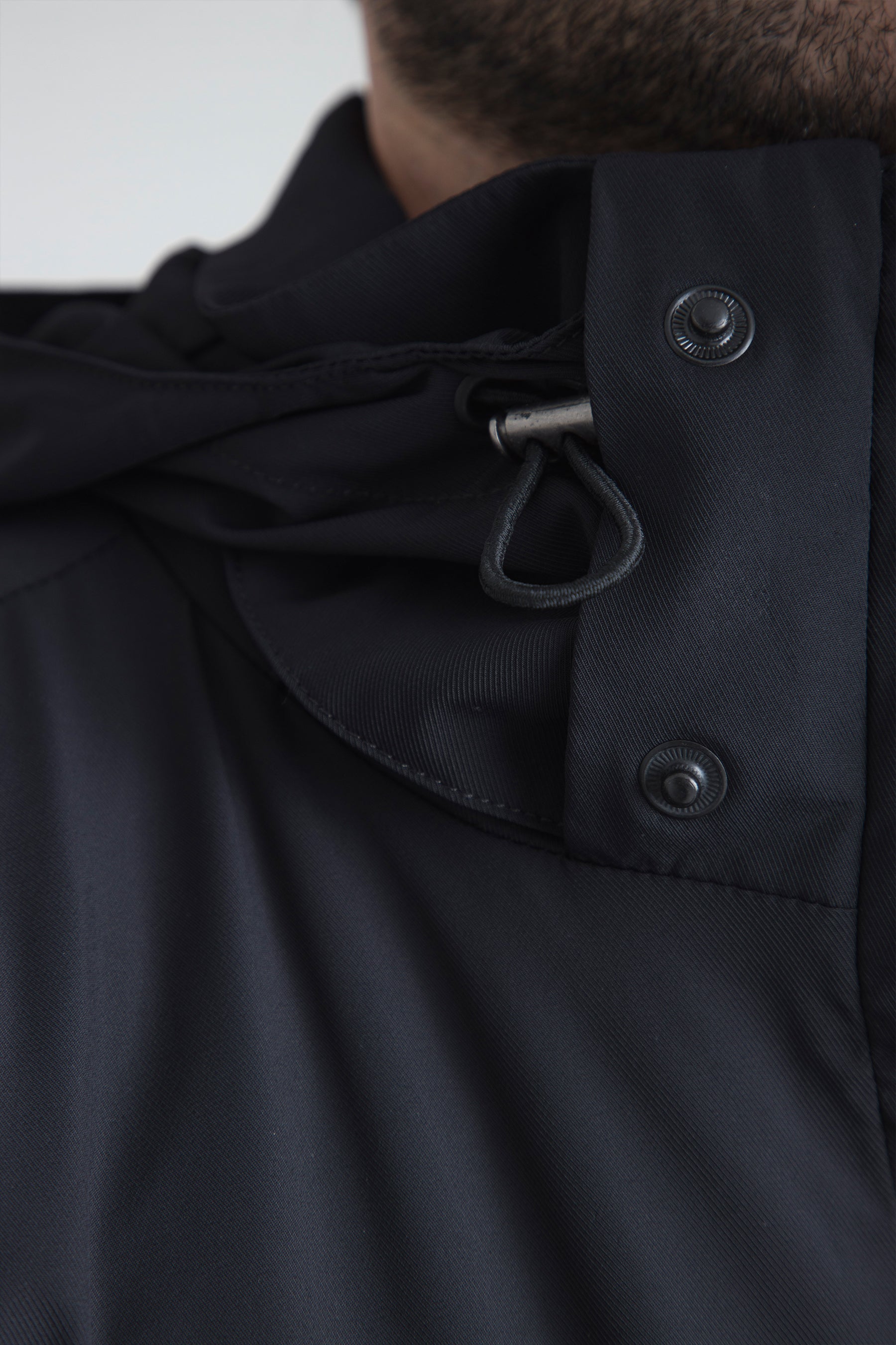 Detalle del cuello y cierre ajustable