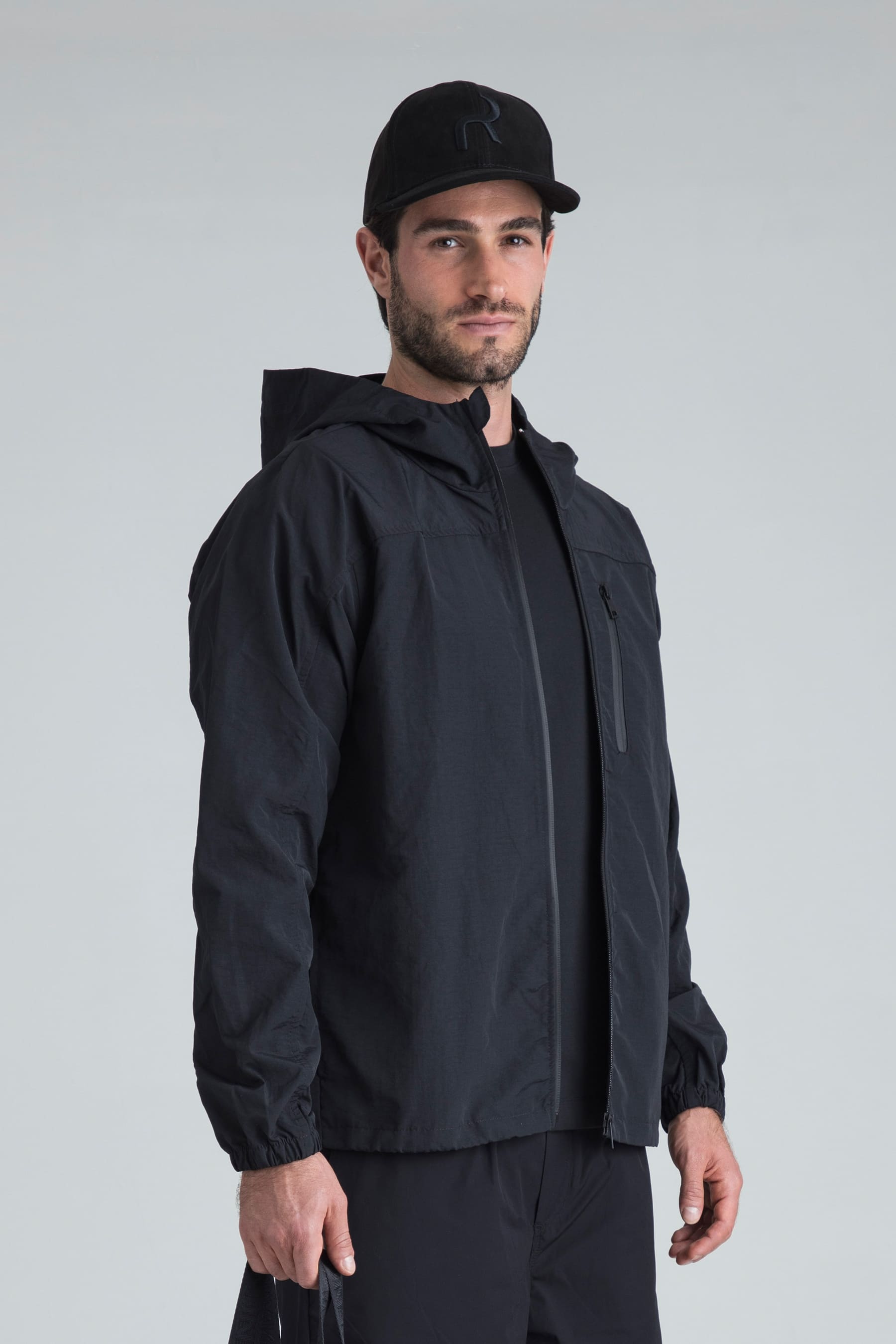Hombre con chaqueta negra para running vista lateral