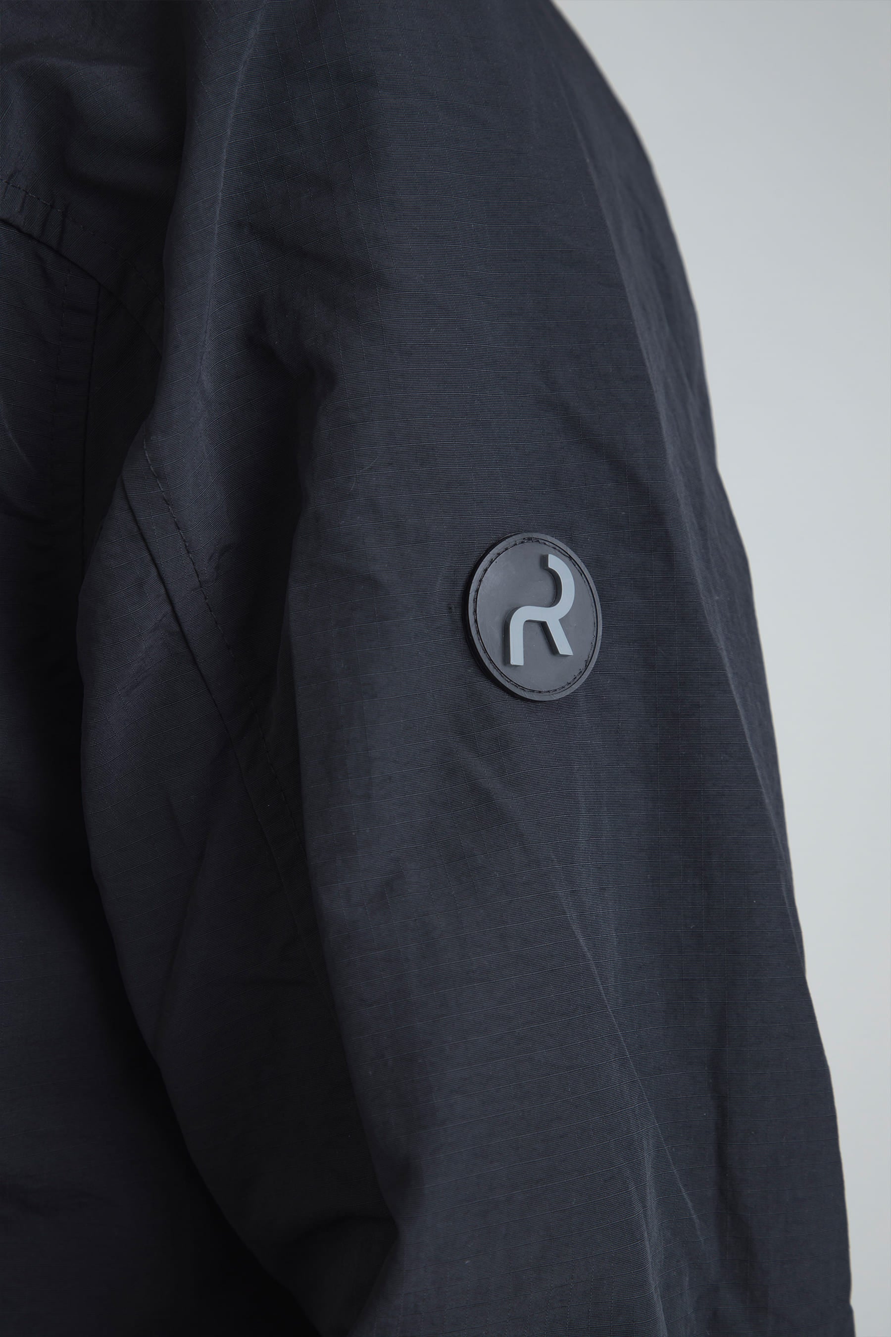 Chaqueta negra para hombre con logo en la manga 
