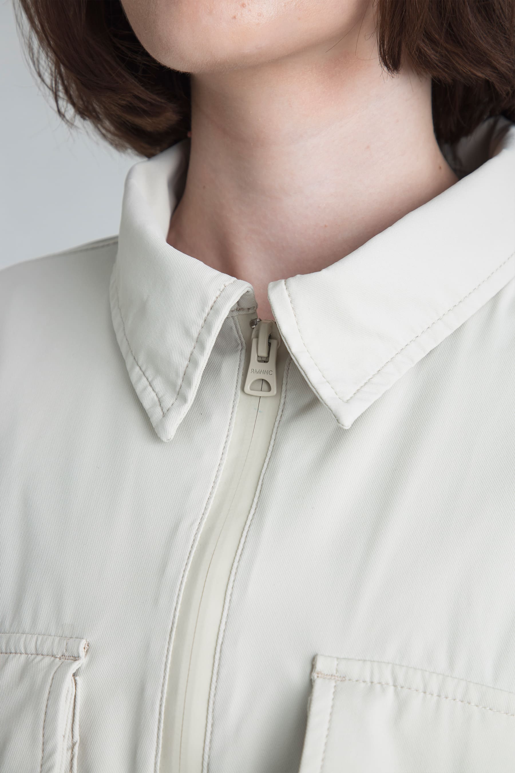 Detalle cuello camisero en chaqueta arena para mujer