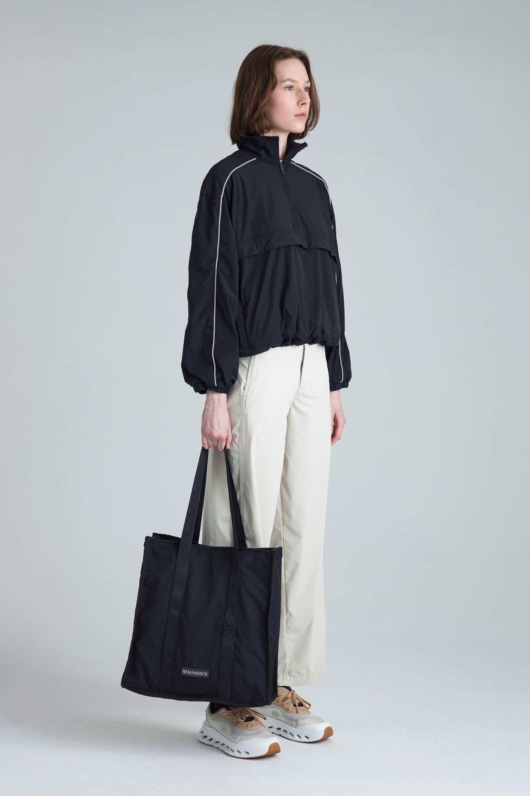 Chaqueta negra para mujer Shade en look casual con tote bag