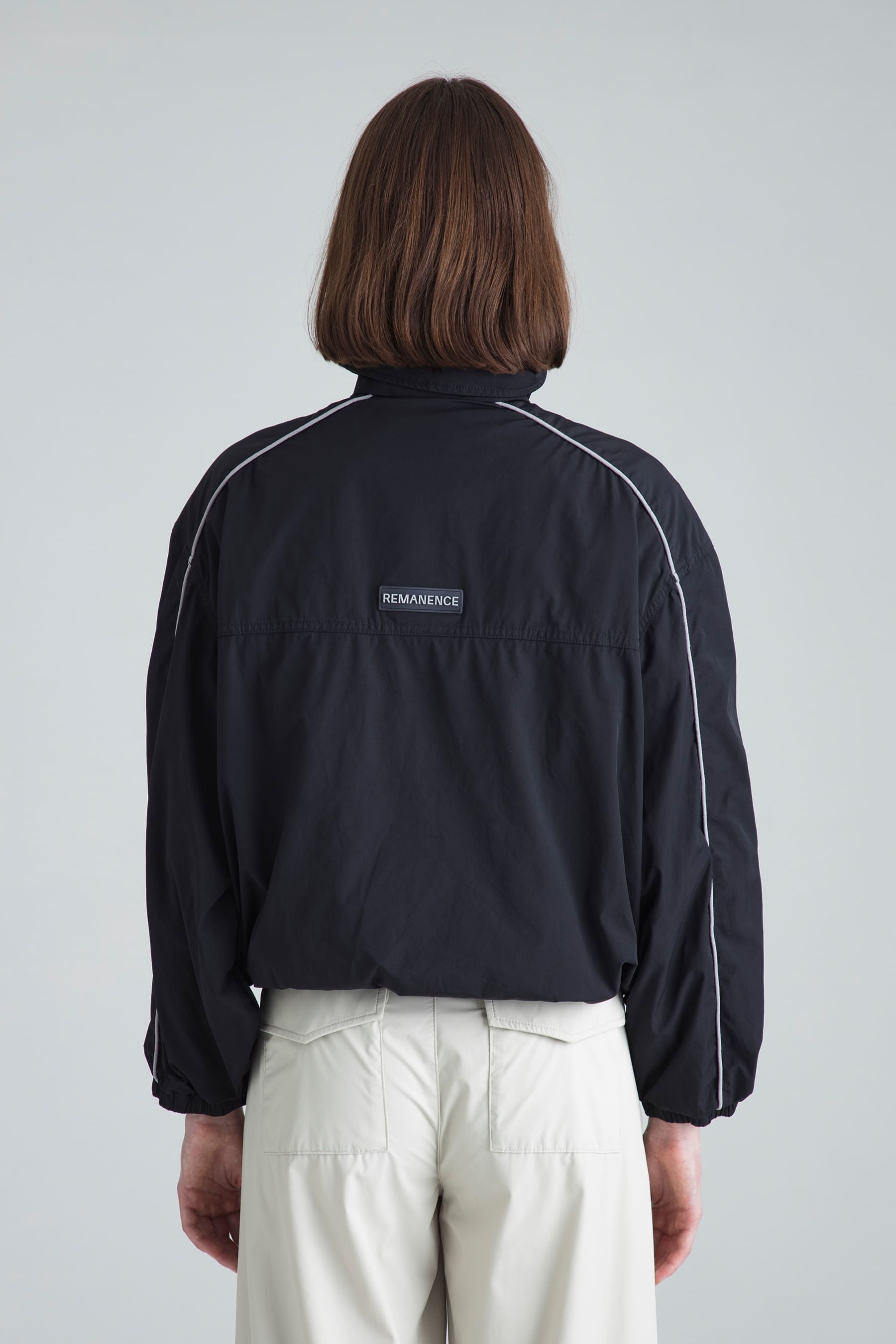Chaqueta negra para mujer Shade vista posterior en modelo