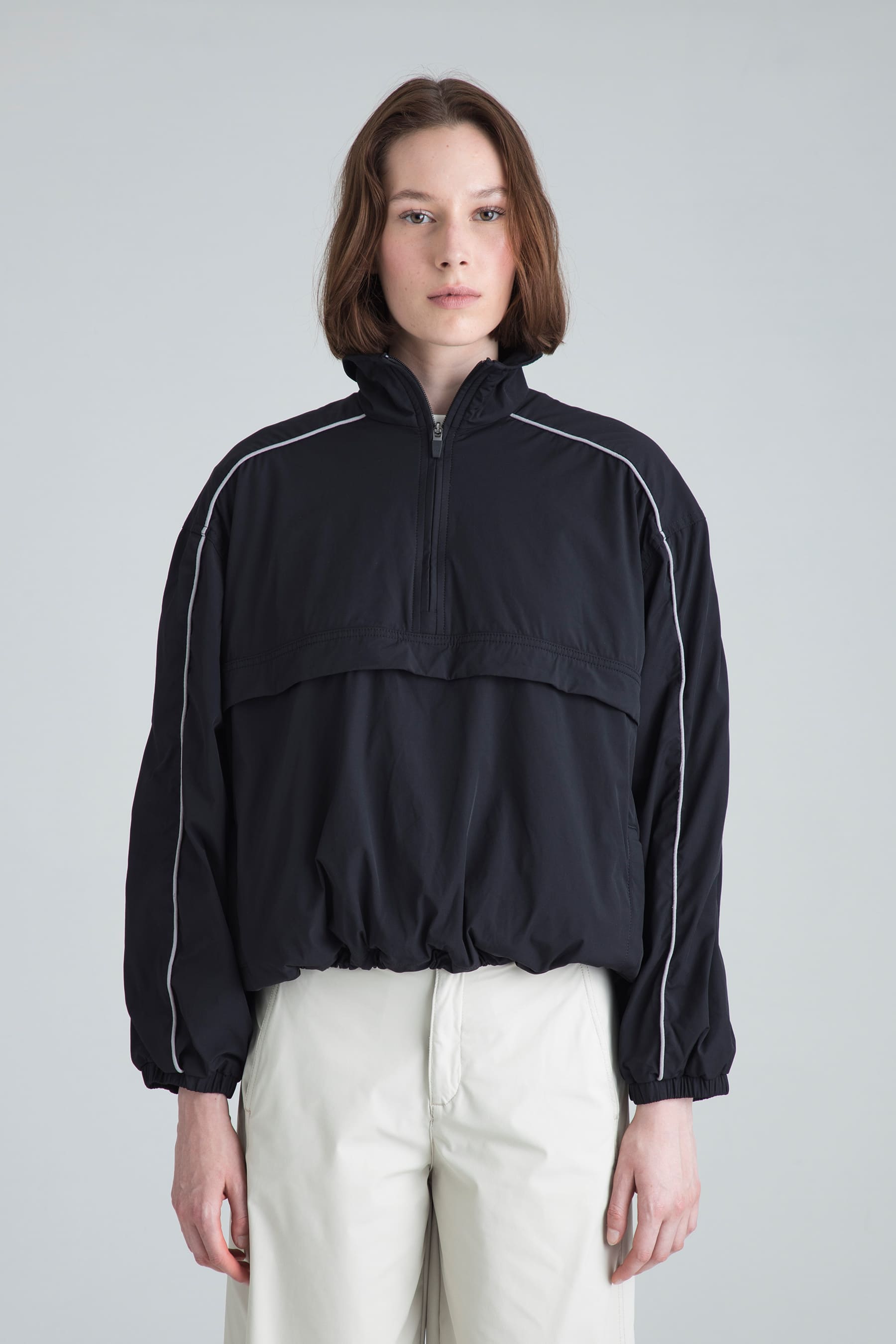 Chaqueta negra para mujer Shade con media cremallera vista frontal 