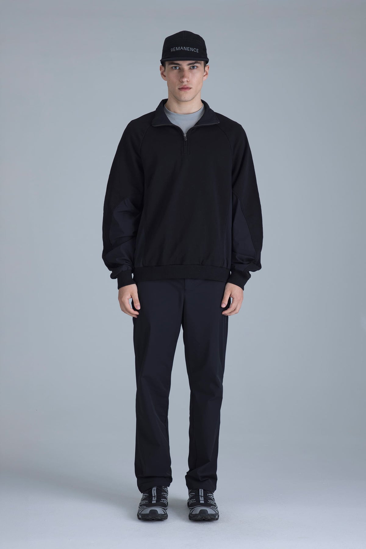 Pantalón chino negro para hombre semi fitted Polaris de cuerpo entero en modelo con buzo negro
