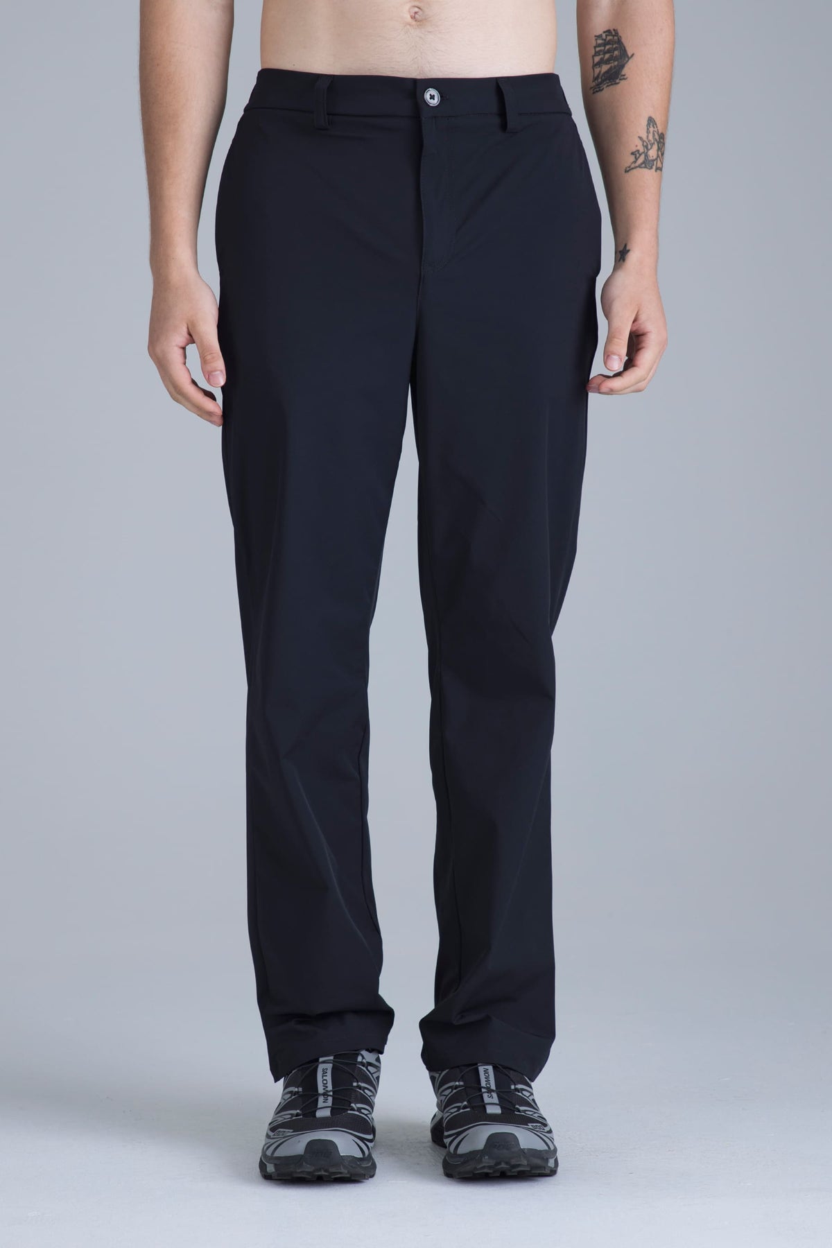 Pantalón chino negro para hombre semi fitted Polaris frontal en modelo