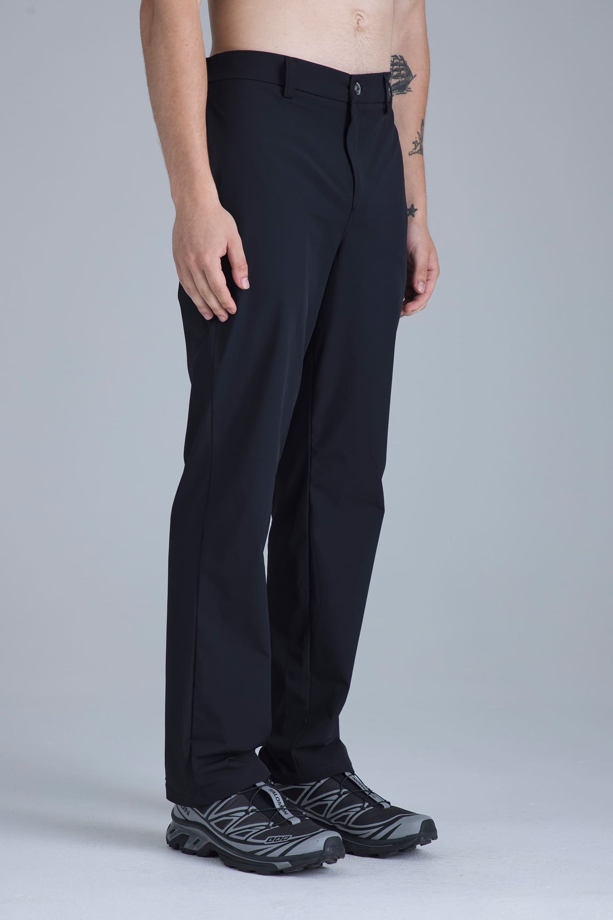Pantalón chino negro para hombre semi fitted Polaris vista lateral en modelo