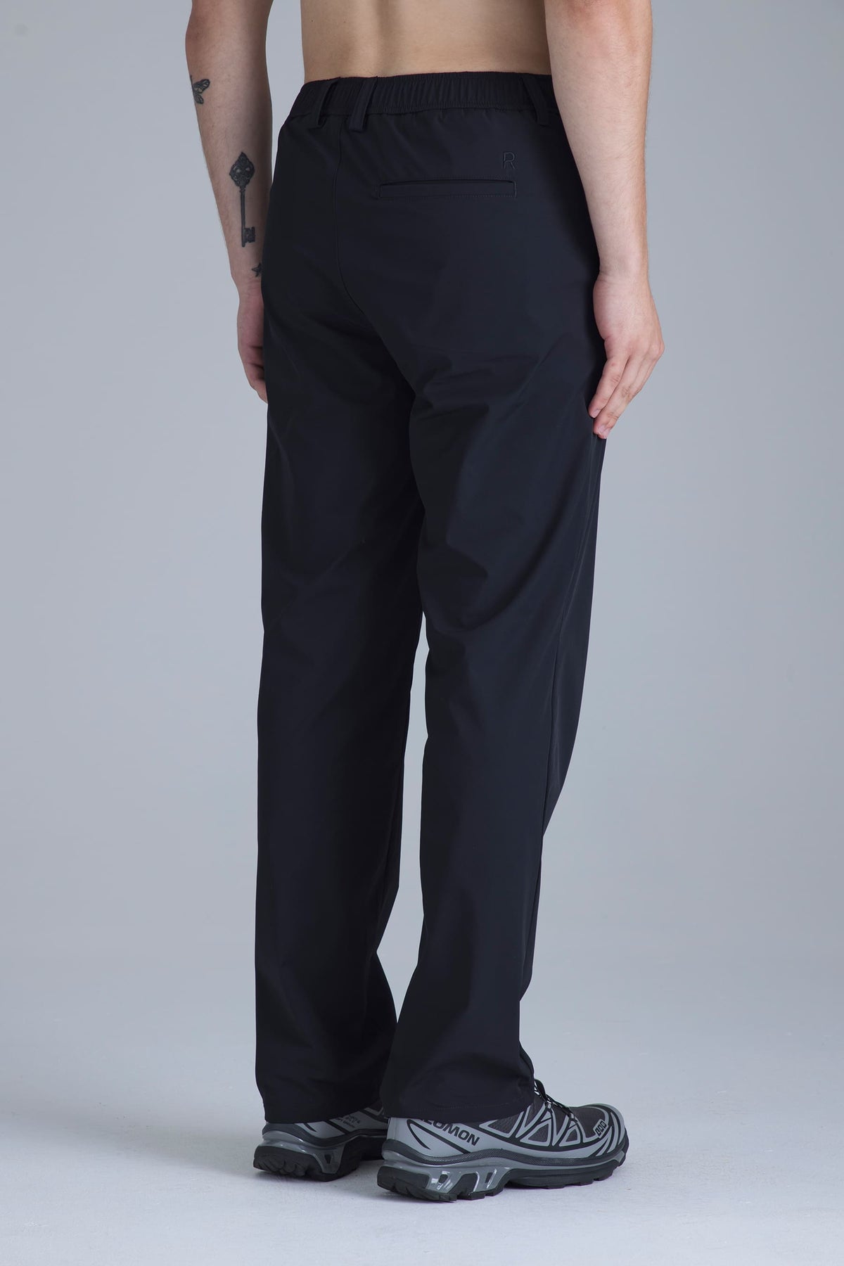 Pantalón chino negro para hombre semi fitted Polaris vista posterior en modelo