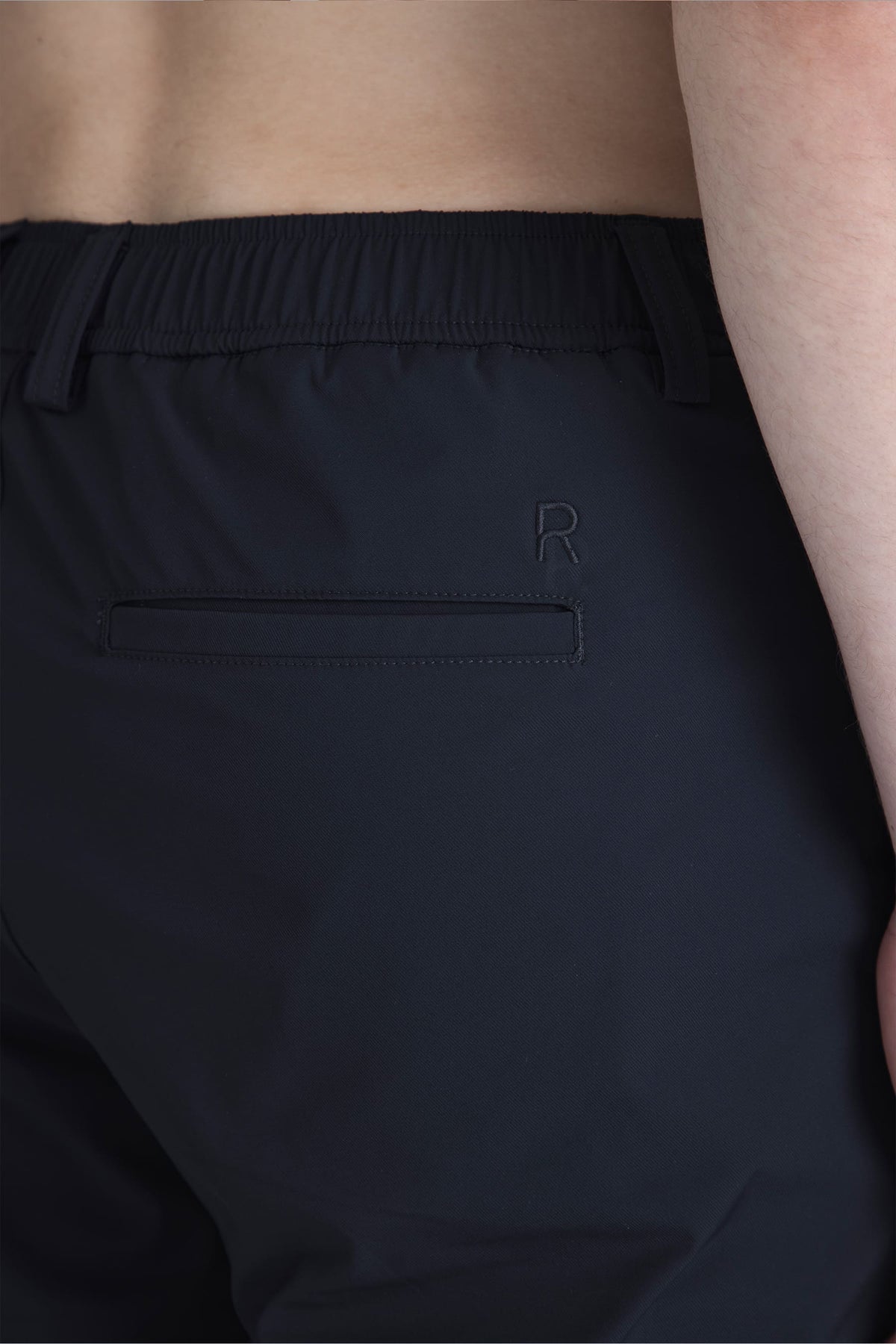 Pantalón chino negro para hombre semi fitted Polaris detalle de bolsillo posterior y logo