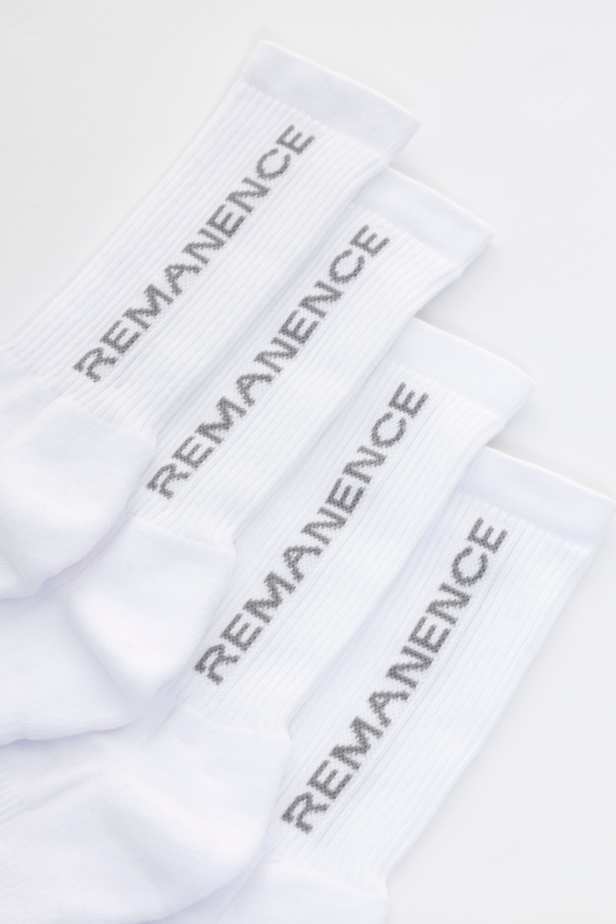 Medias deportivas blancas con logo Remanence. Diseño acolchado y transpirable