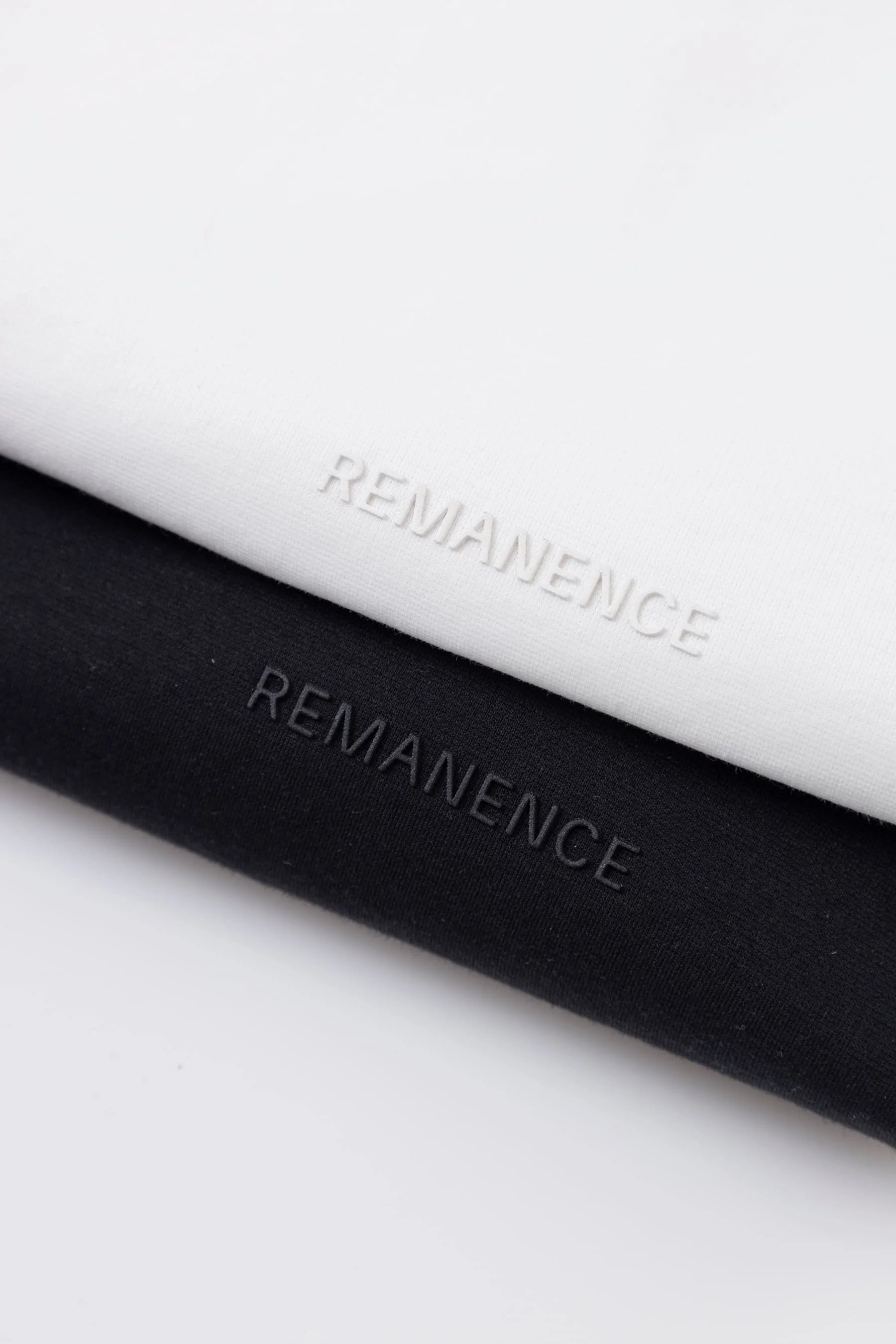 Camiseta blanca y negra  duo hombre Peak Remanence 