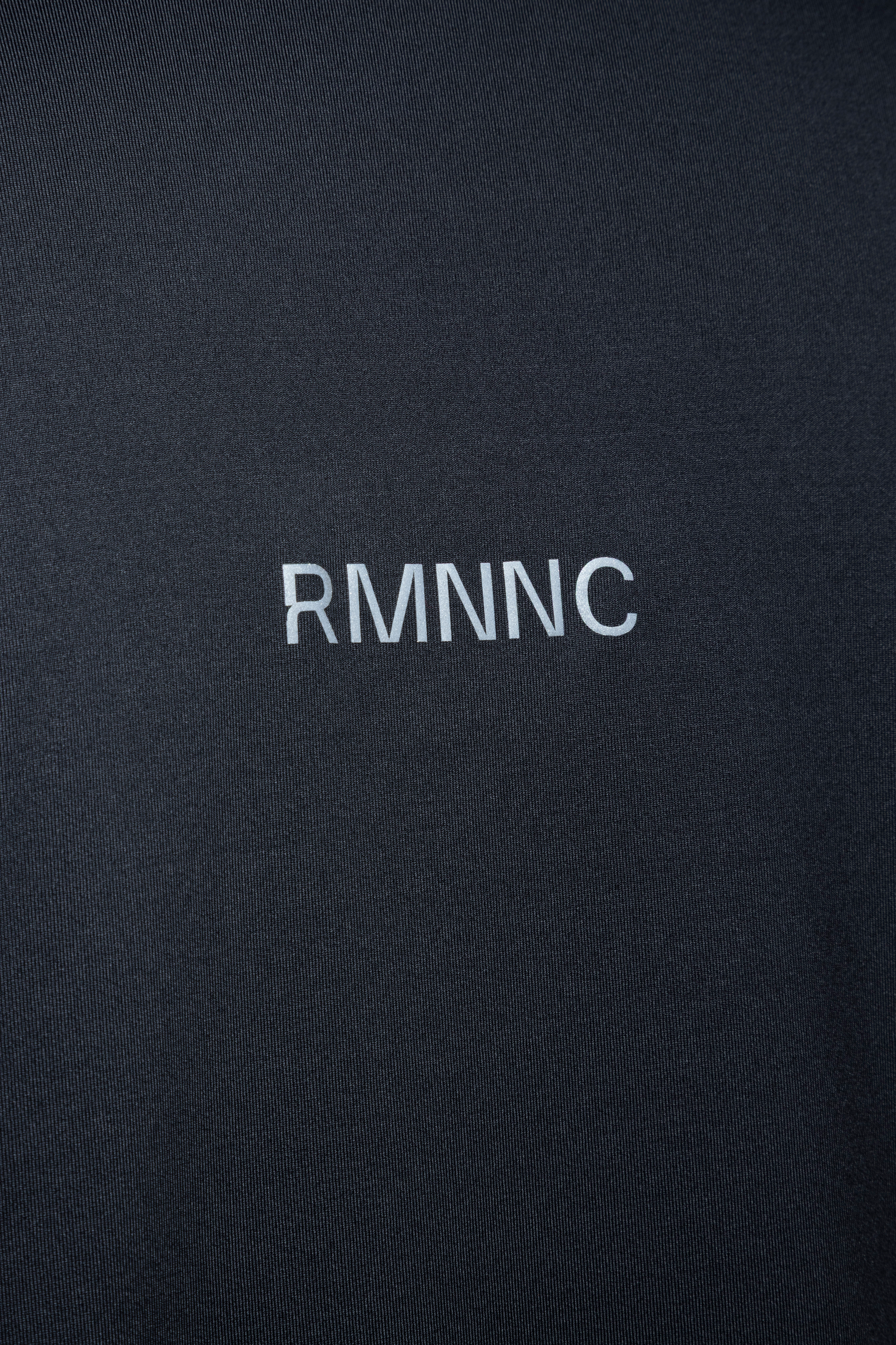 Estampado reflectivo RMNNC en el pecho.