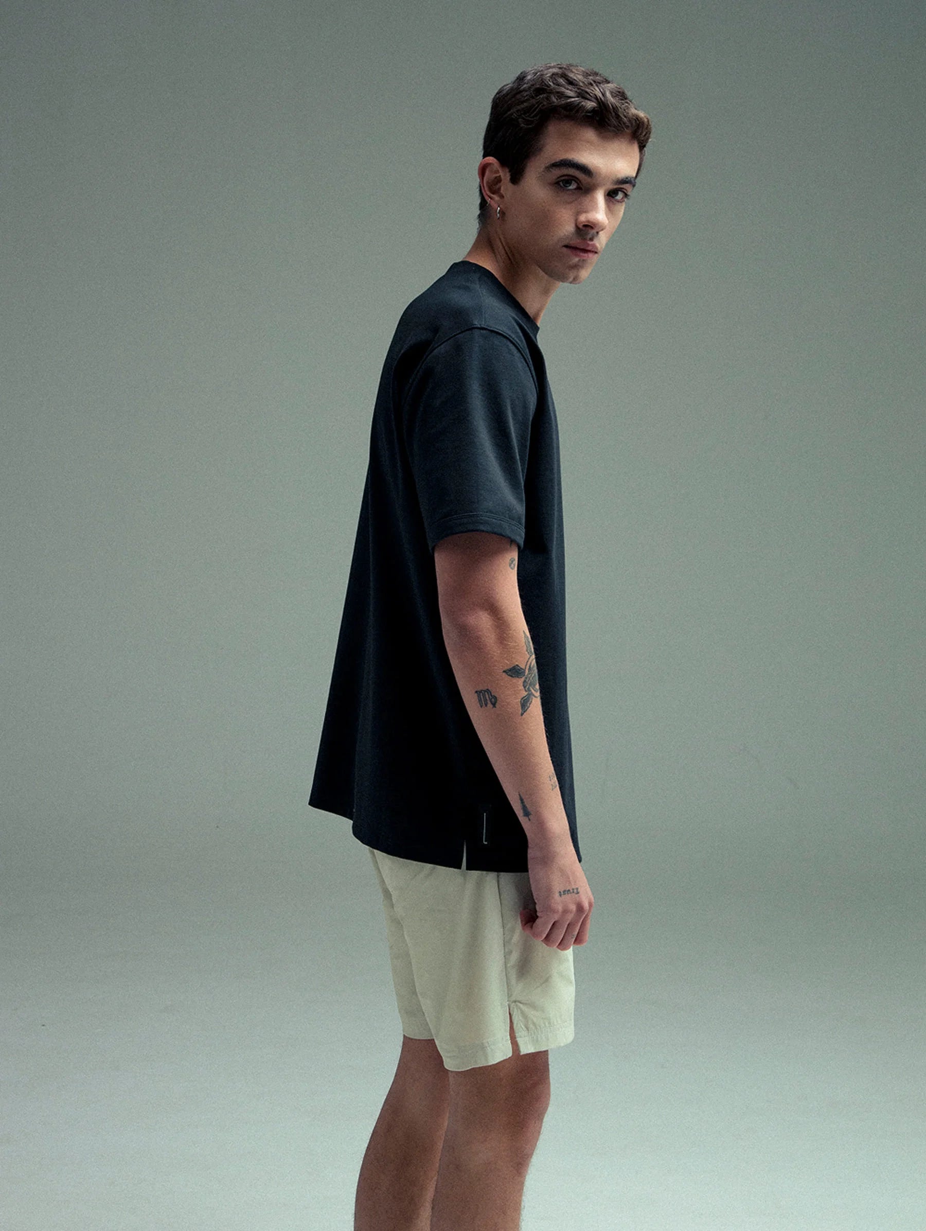 Camiseta negra para hombre fit Cling Remanence 