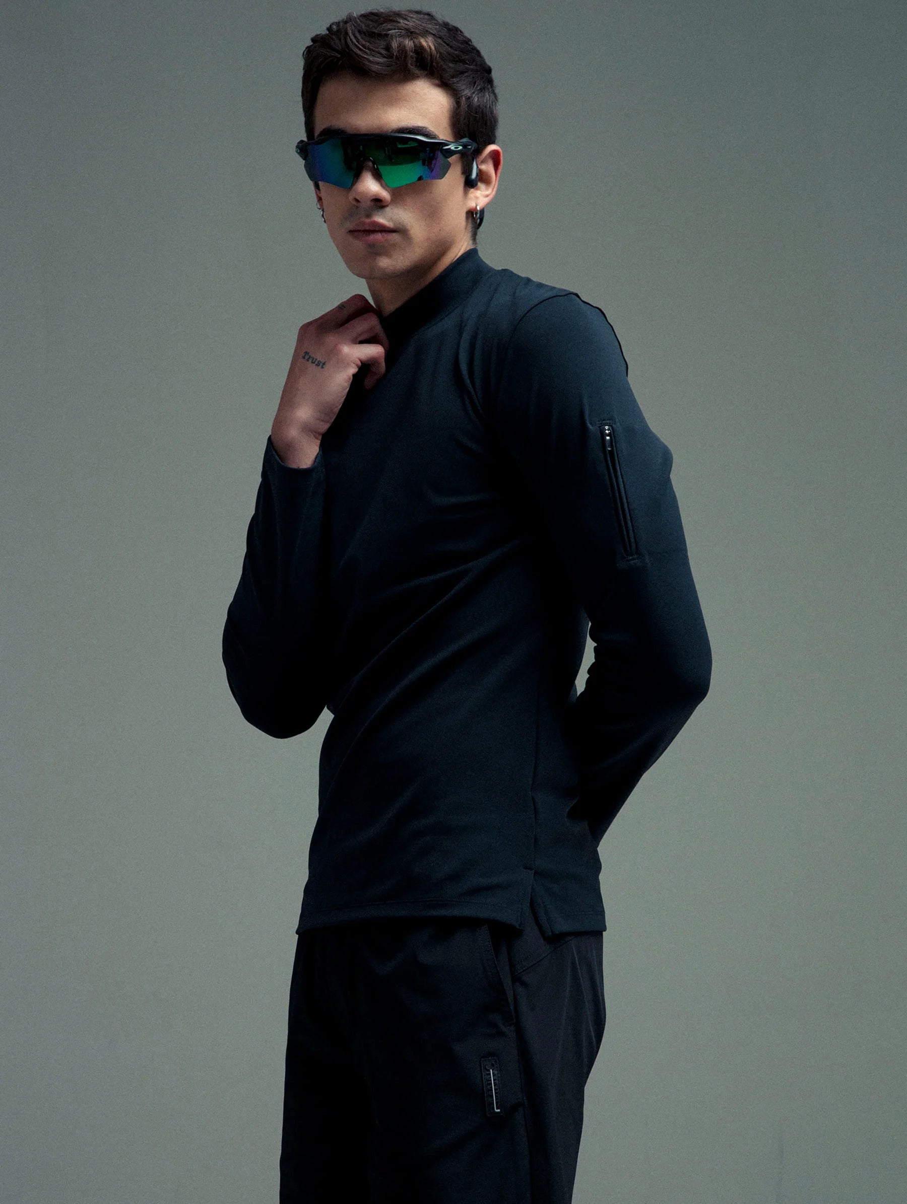 Camiseta negra cuello alto para hombre Gauss Remanence 