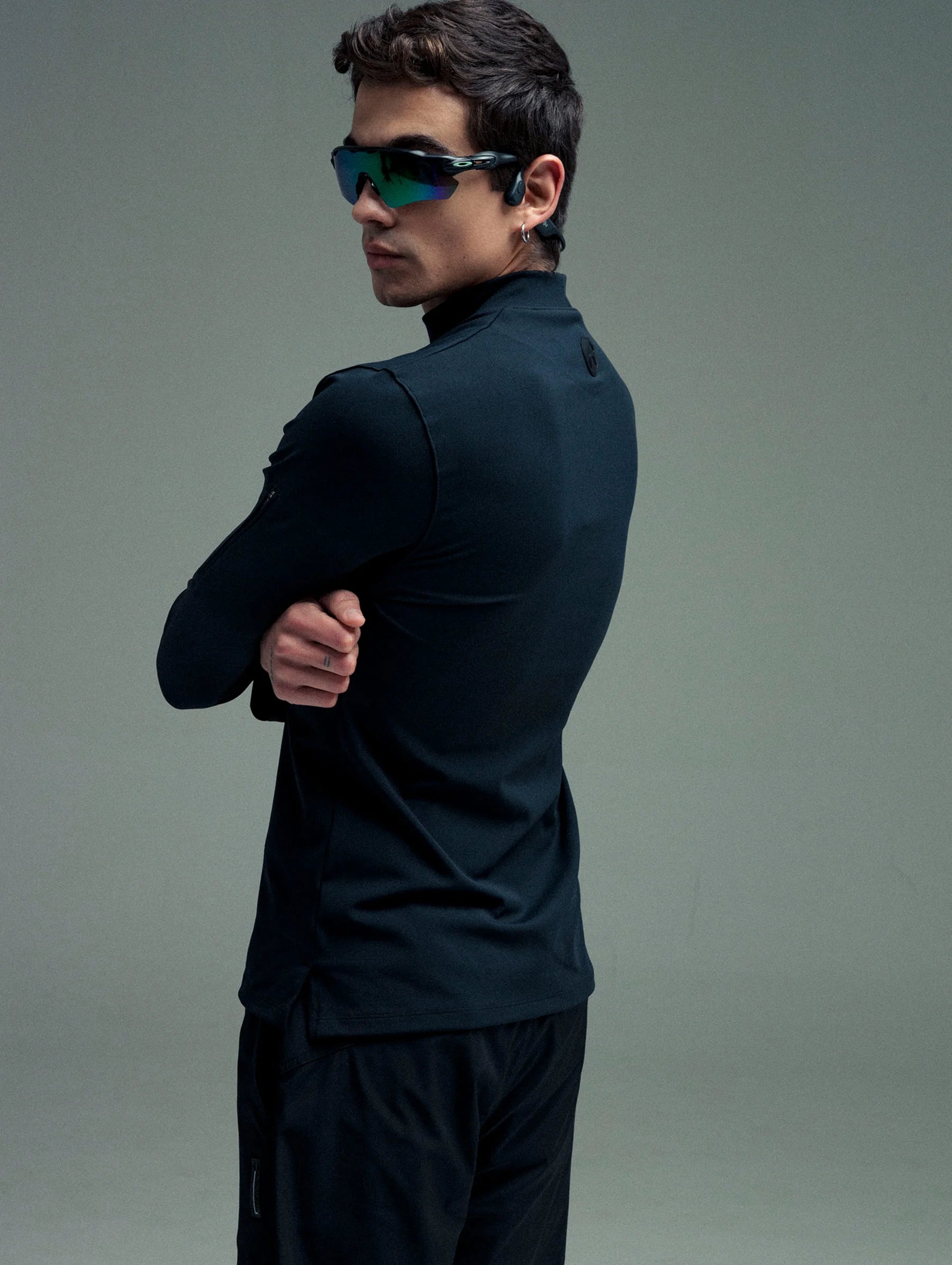 Camiseta negra cuello alto para hombre Gauss Remanence 