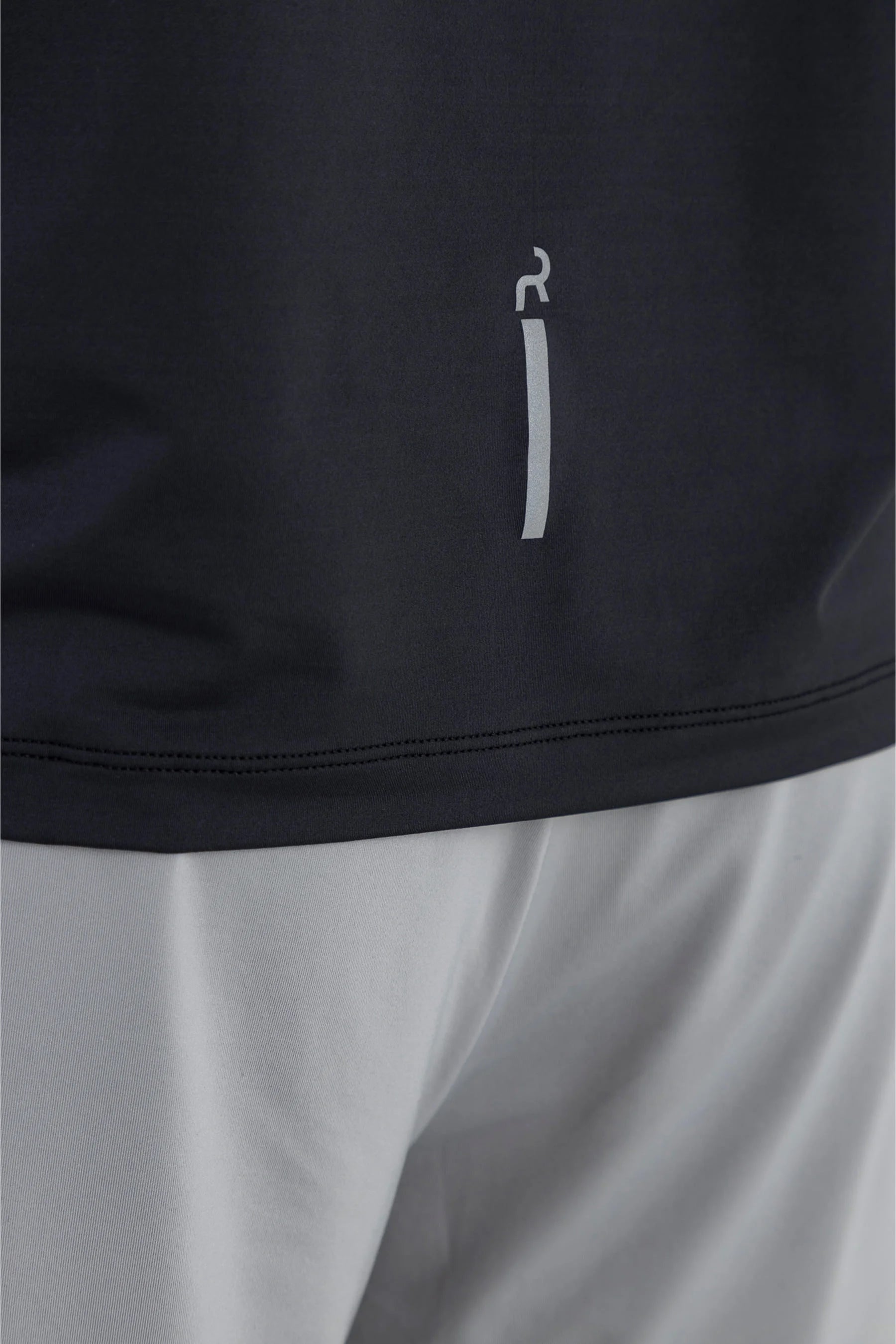 Camiseta negra manga larga cuello redondo Echo Remanence 