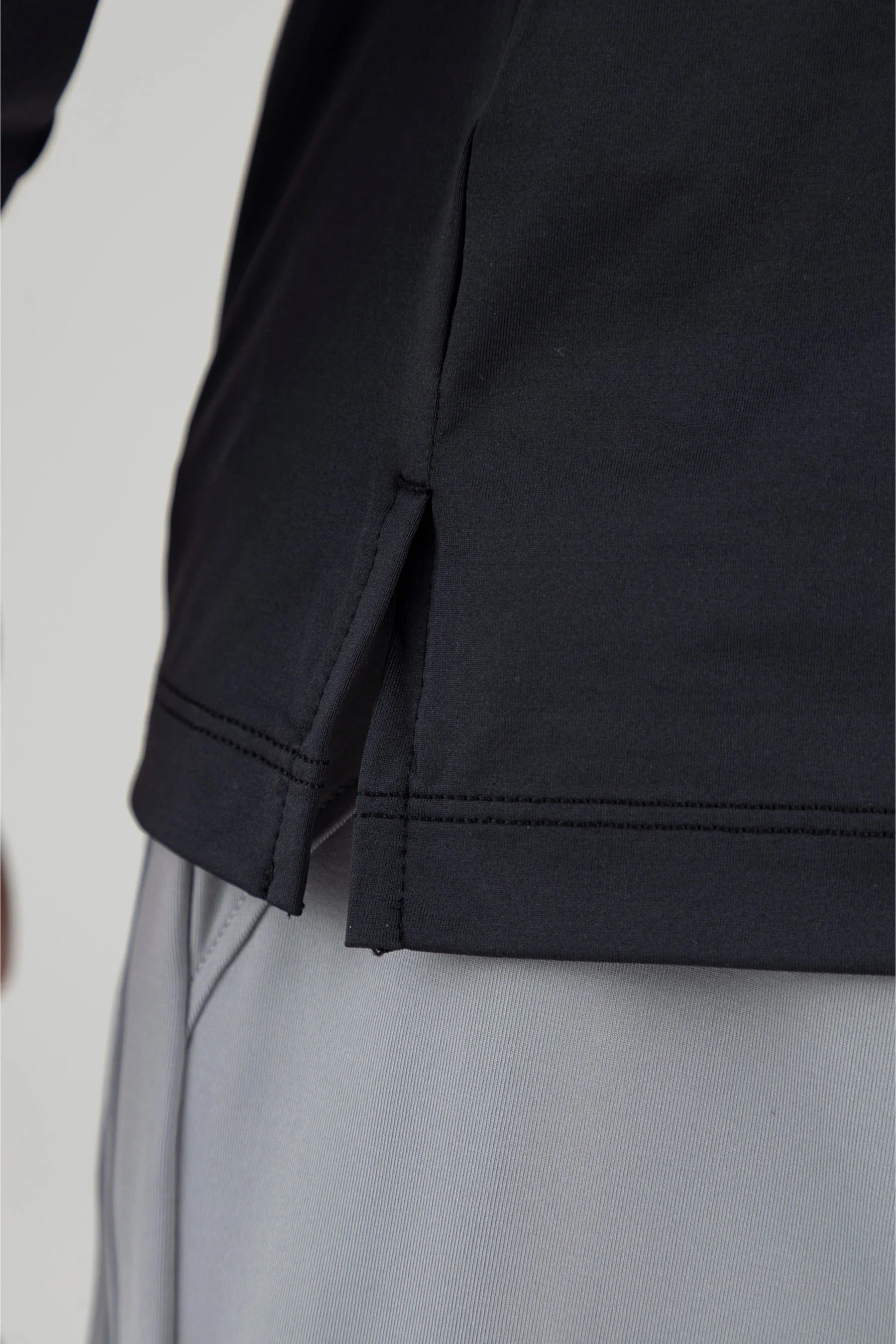 Camiseta negra manga larga cuello redondo Echo Remanence 