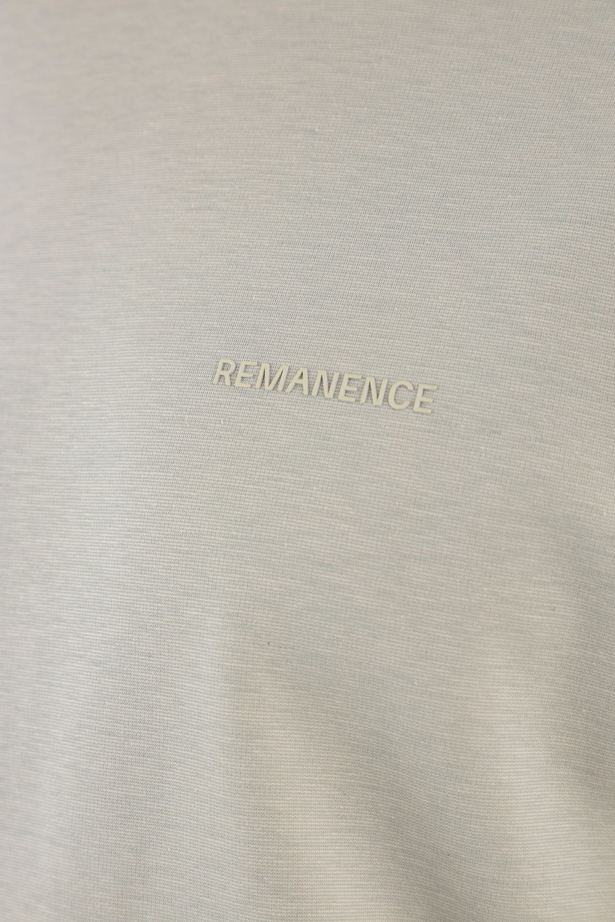 Detalle del logo Remanence en alta densidad
