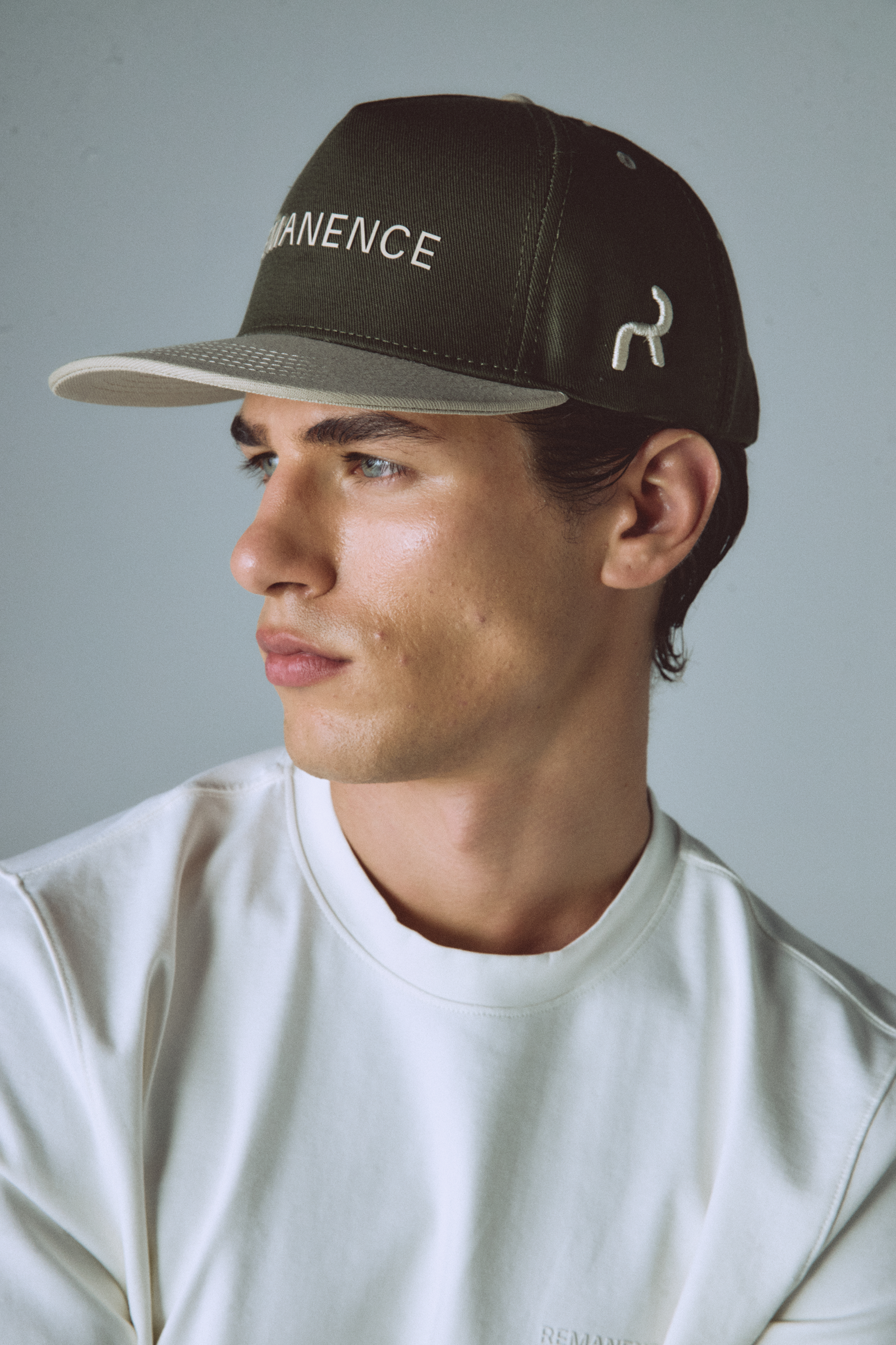 Hombre con gorra Cap Mode, vista en ángulo lateral.