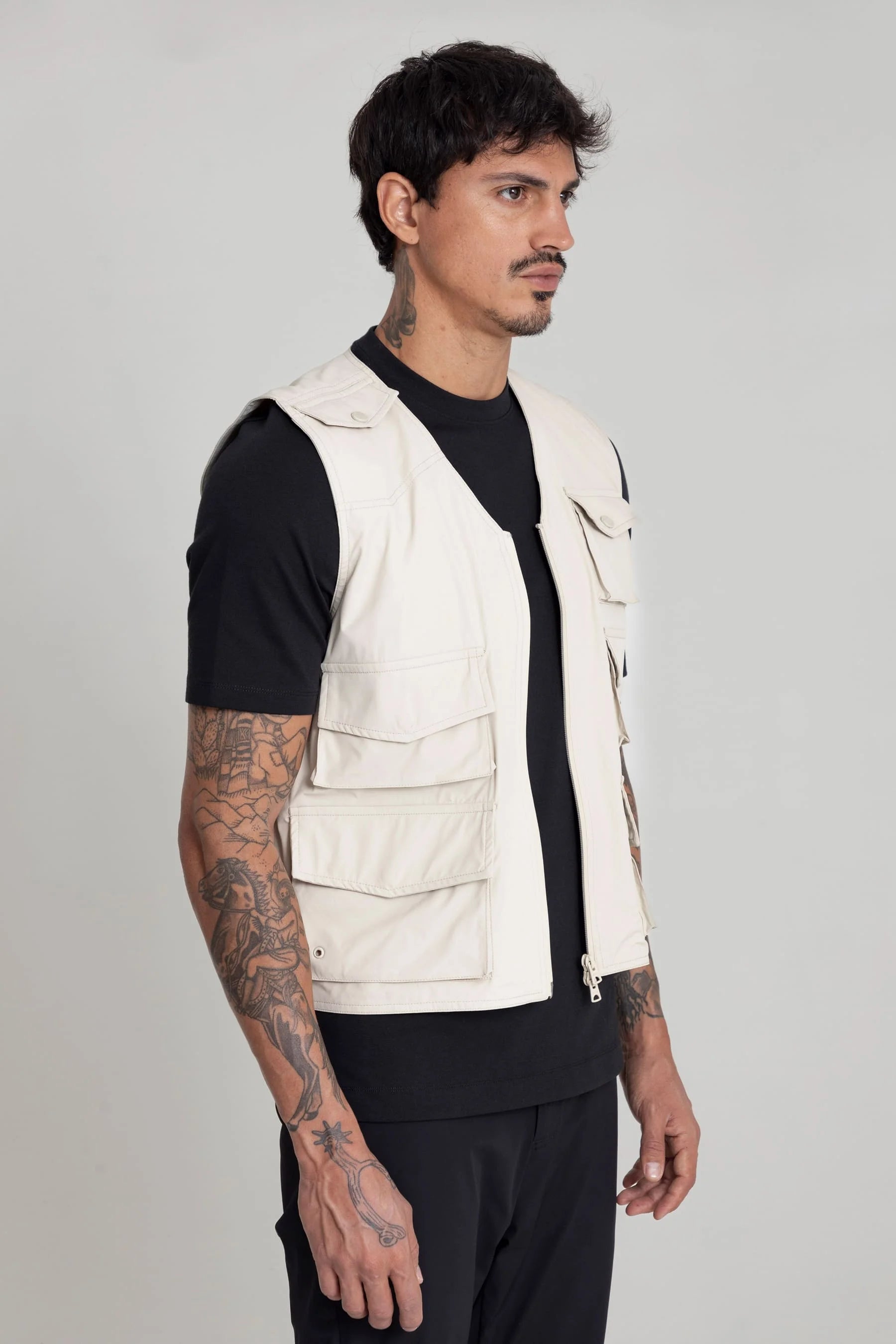 Chaleco arena para hombre con bolsillos Core Remanence 