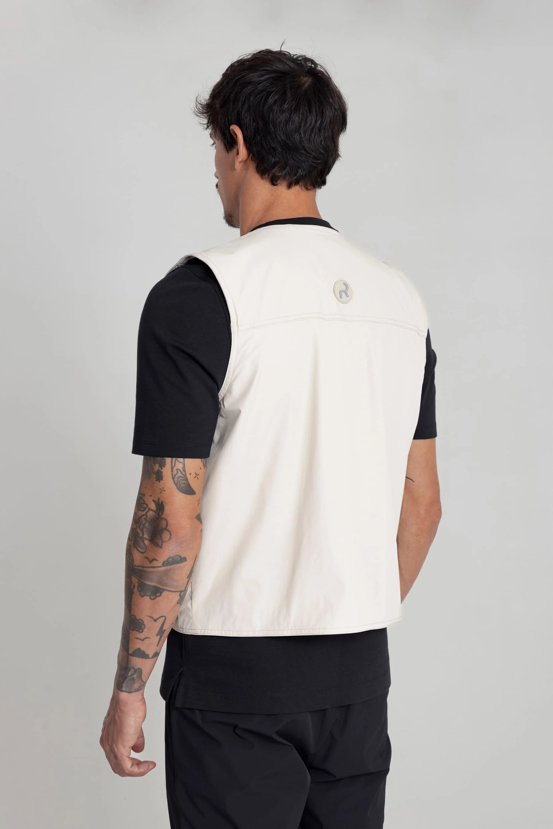 Chaleco arena para hombre con bolsillos Core Remanence 