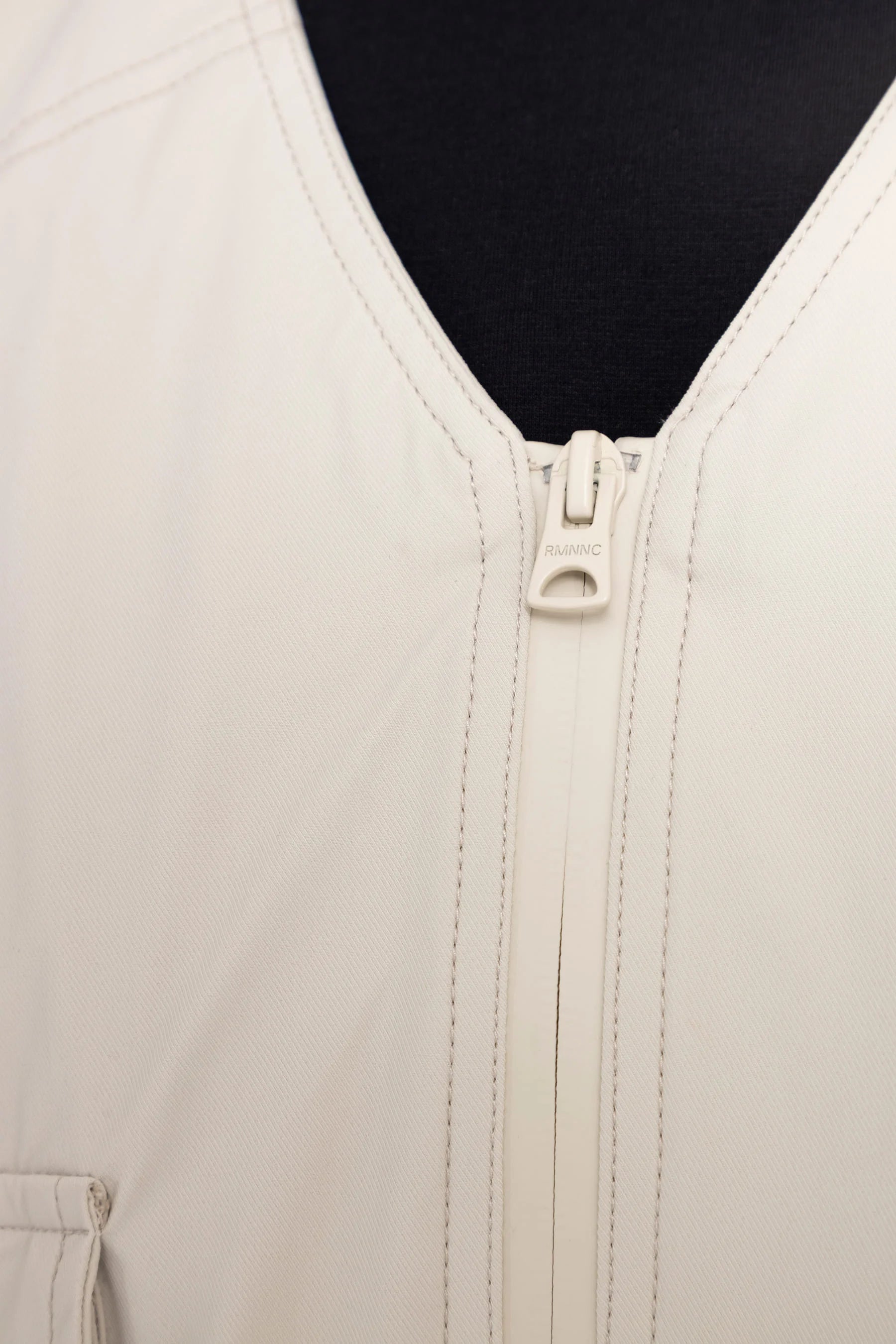 Chaleco arena para hombre con bolsillos Core Remanence 