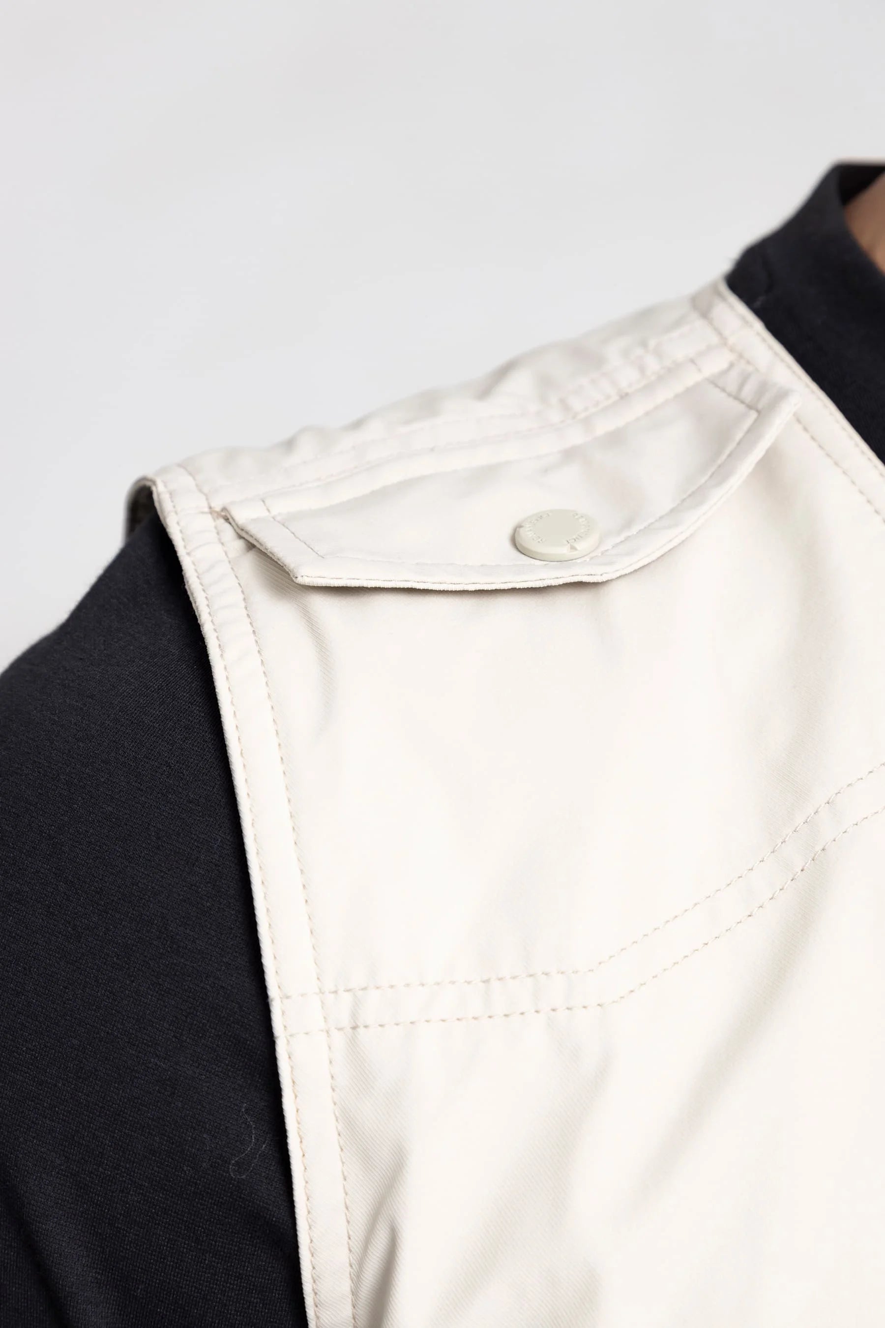 Chaleco arena para hombre con bolsillos Core Remanence 