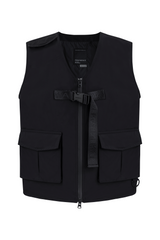 Chaleco negro de silueta boxy con bolsillos utilitarios.