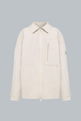 Chaqueta arena para hombre semi fitted con cuello camisero y cierre frontal