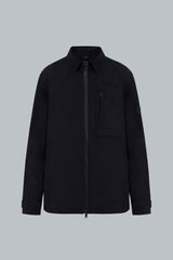 Chaqueta negra para hombre con cuello camisero y bolsillos frontales