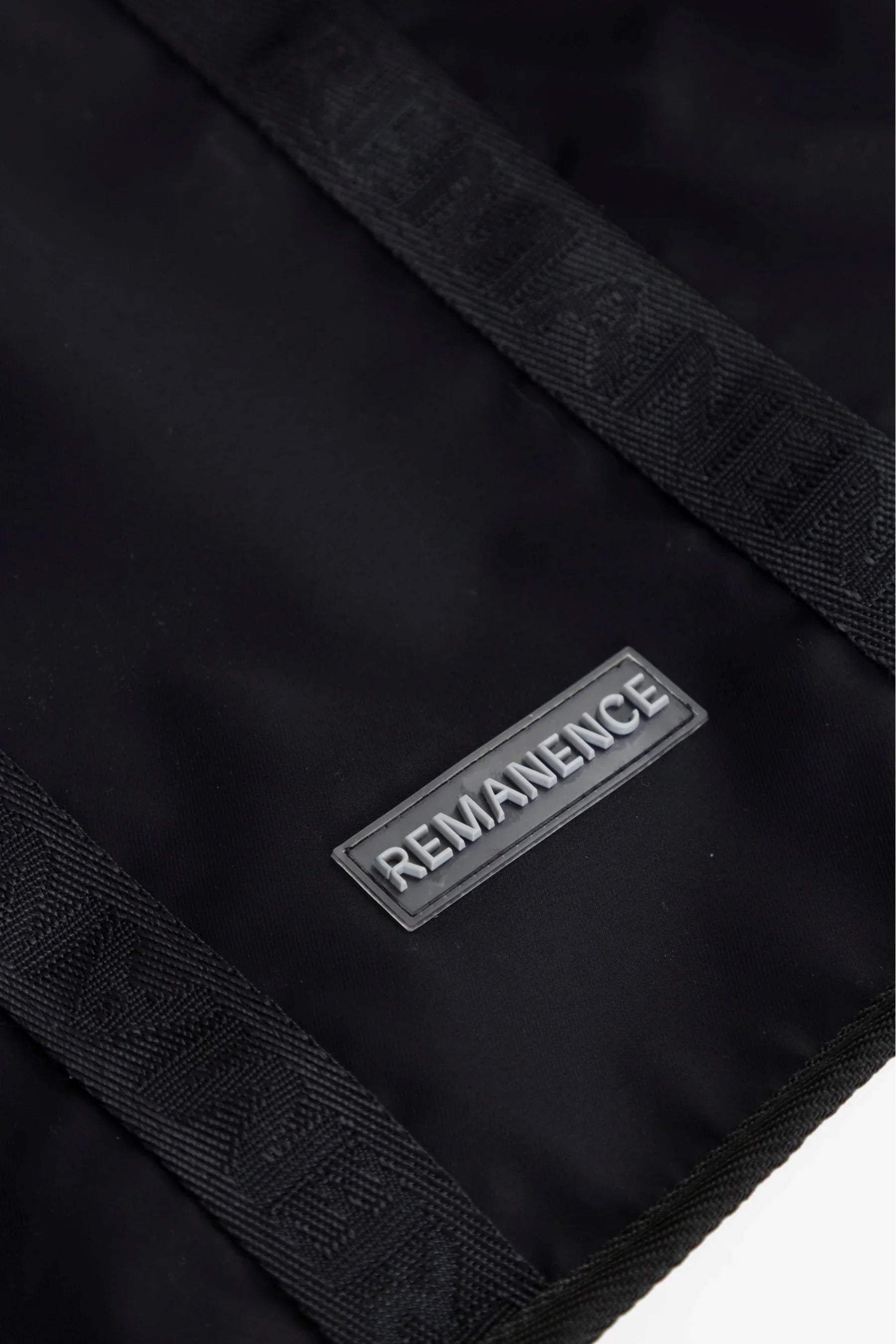 detalle logo Remanence en bolso tote negro de nylon