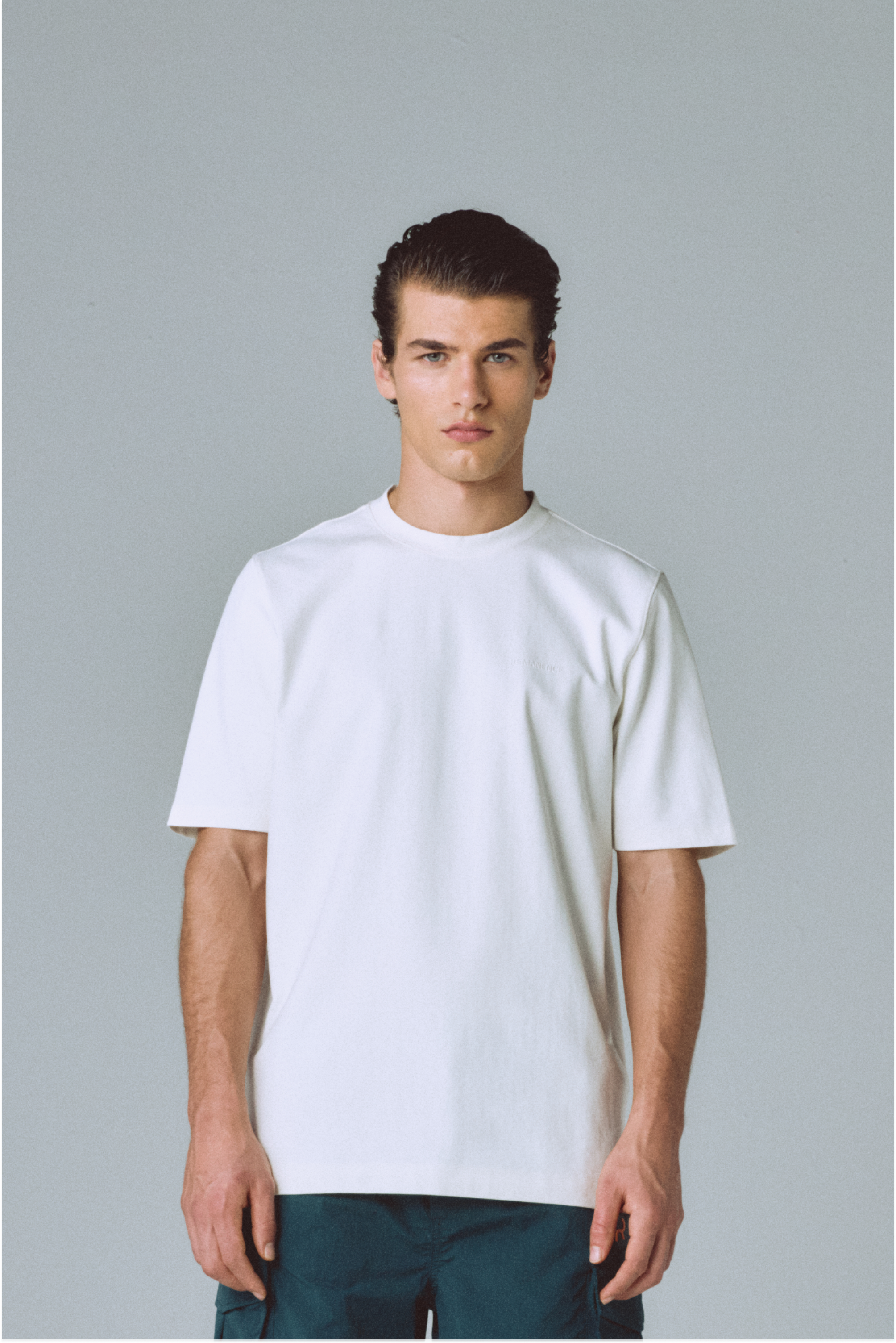 T-shirt Peak blanca en silueta semi-fit.