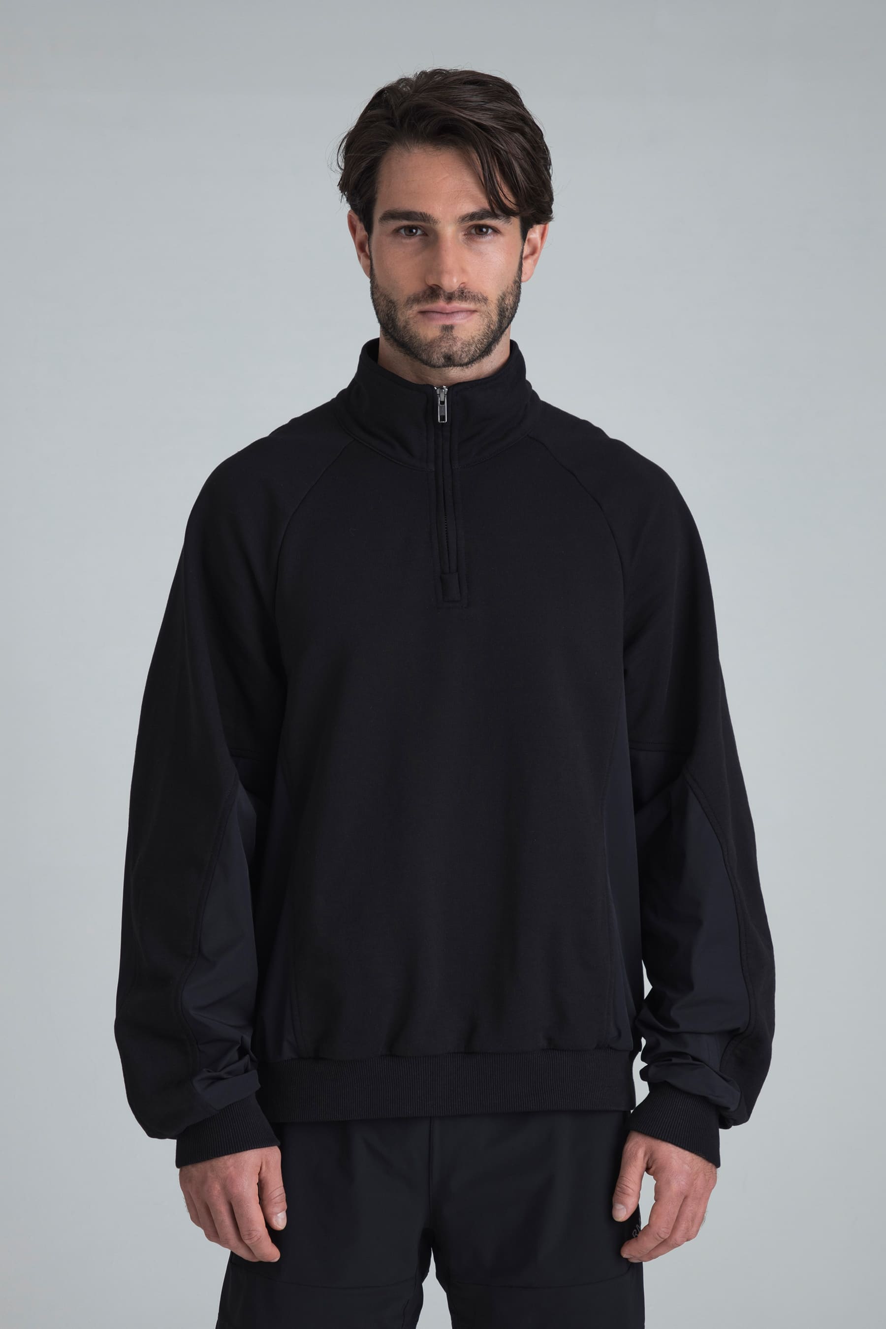 Buzo negro para hombre Shadow cuello alto media cremallera en modelo
