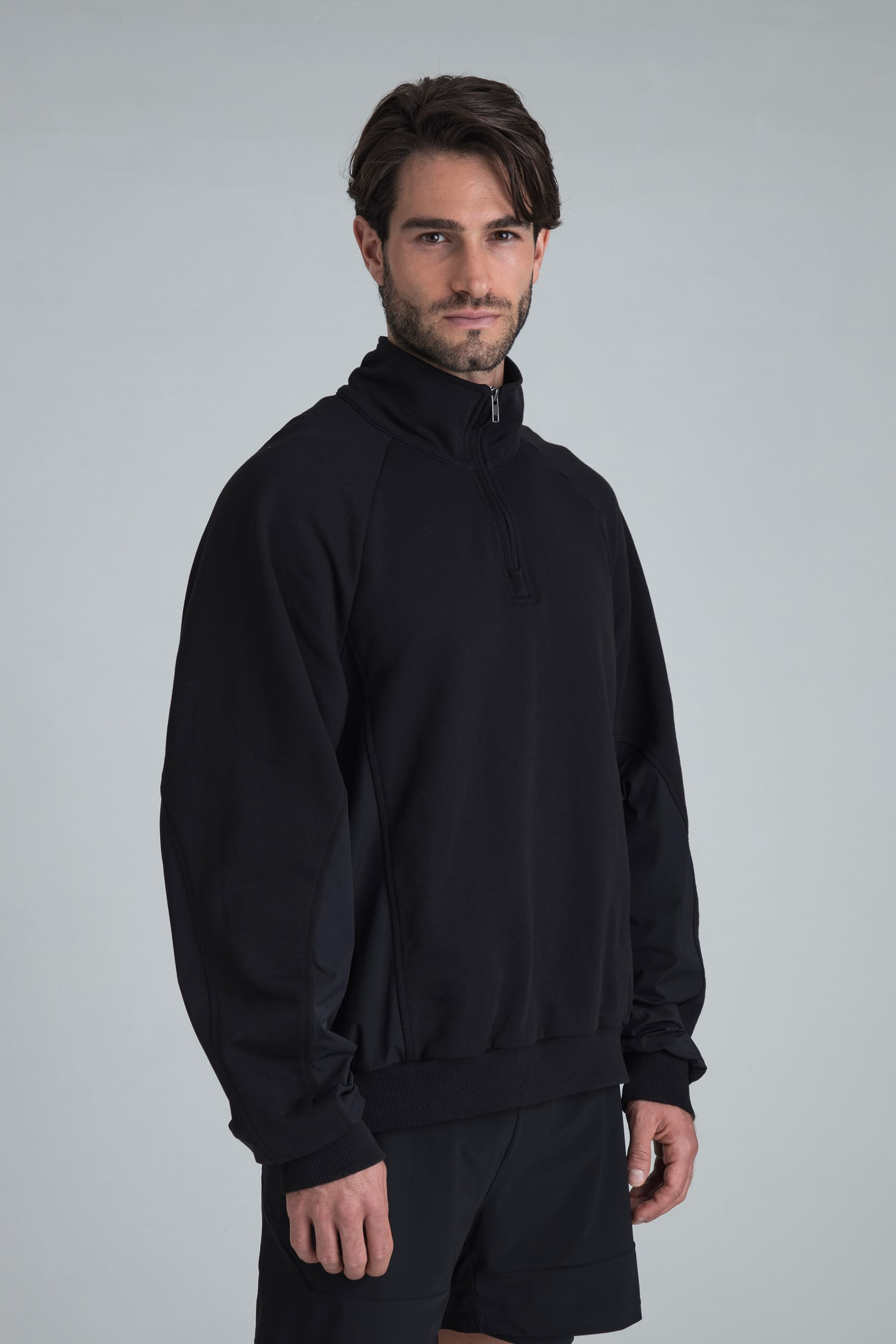 Buzo negro para hombre Shadow cuello alto media cremallera vista lateral