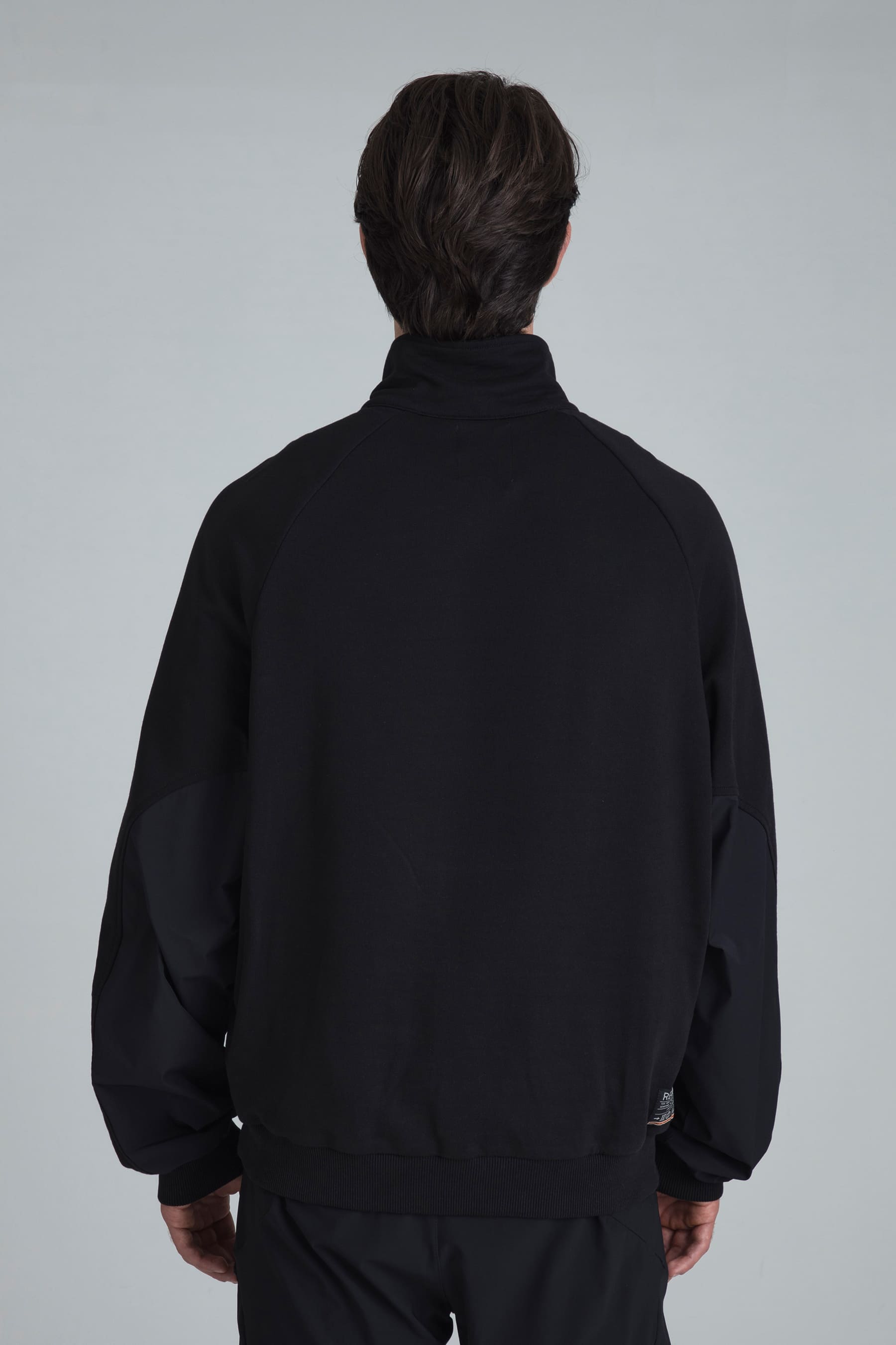 Buzo negro para hombre Shadow cuello alto media cremallera vista posterior