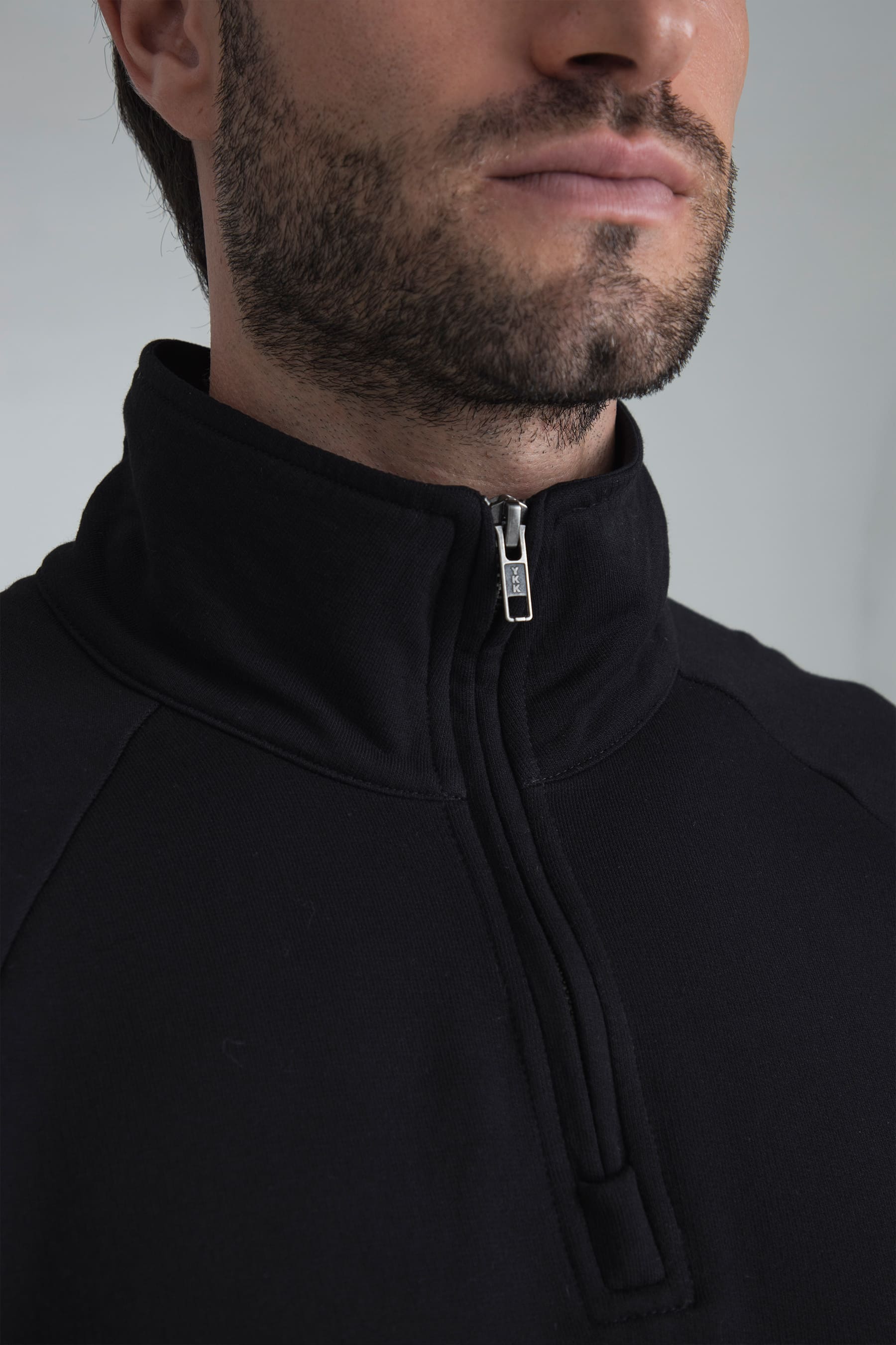 Buzo negro para hombre Shadow cuello alto media cremallera detalle de cuello