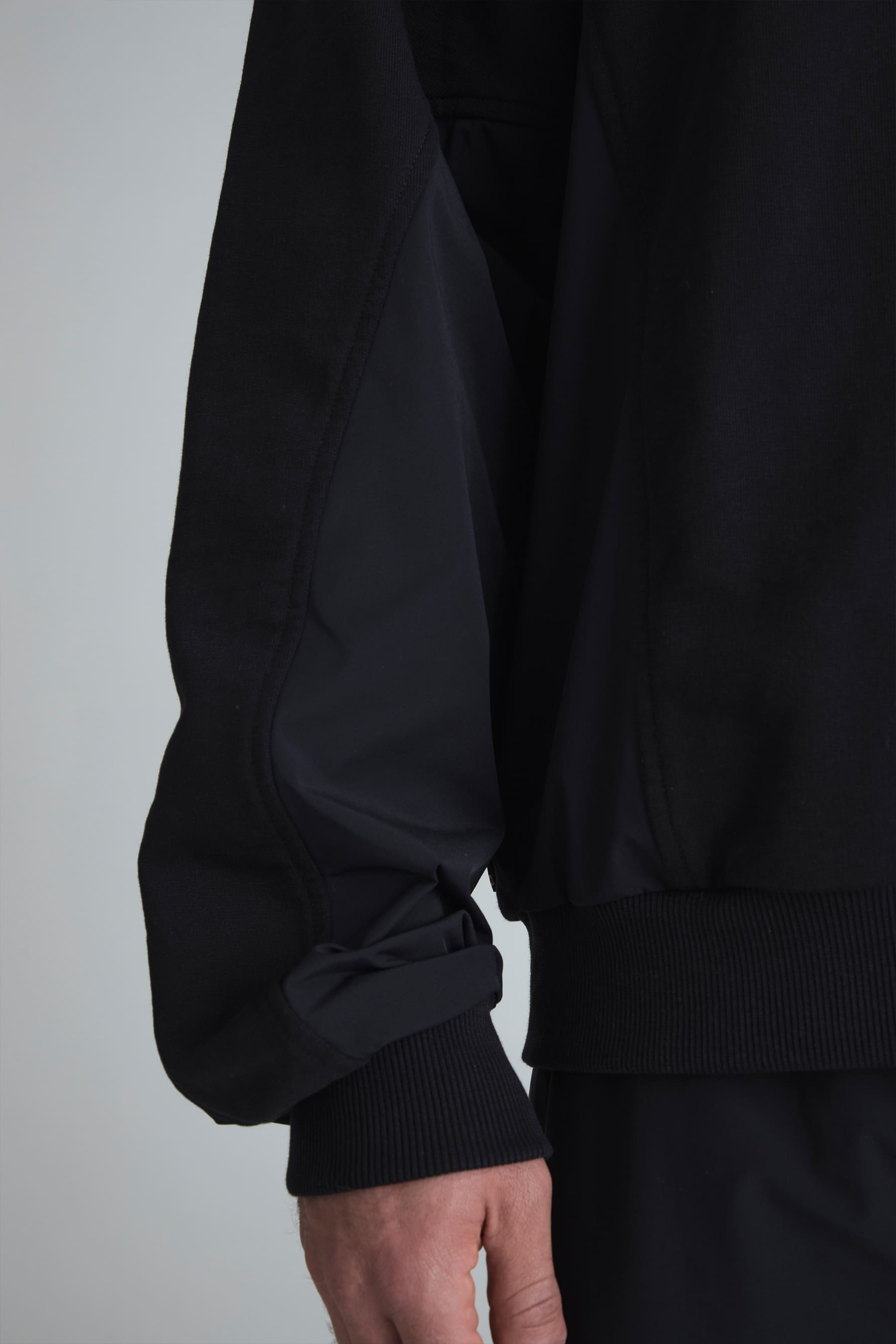 Buzo negro para hombre Shadow cuello alto media cremallera detalle de manga