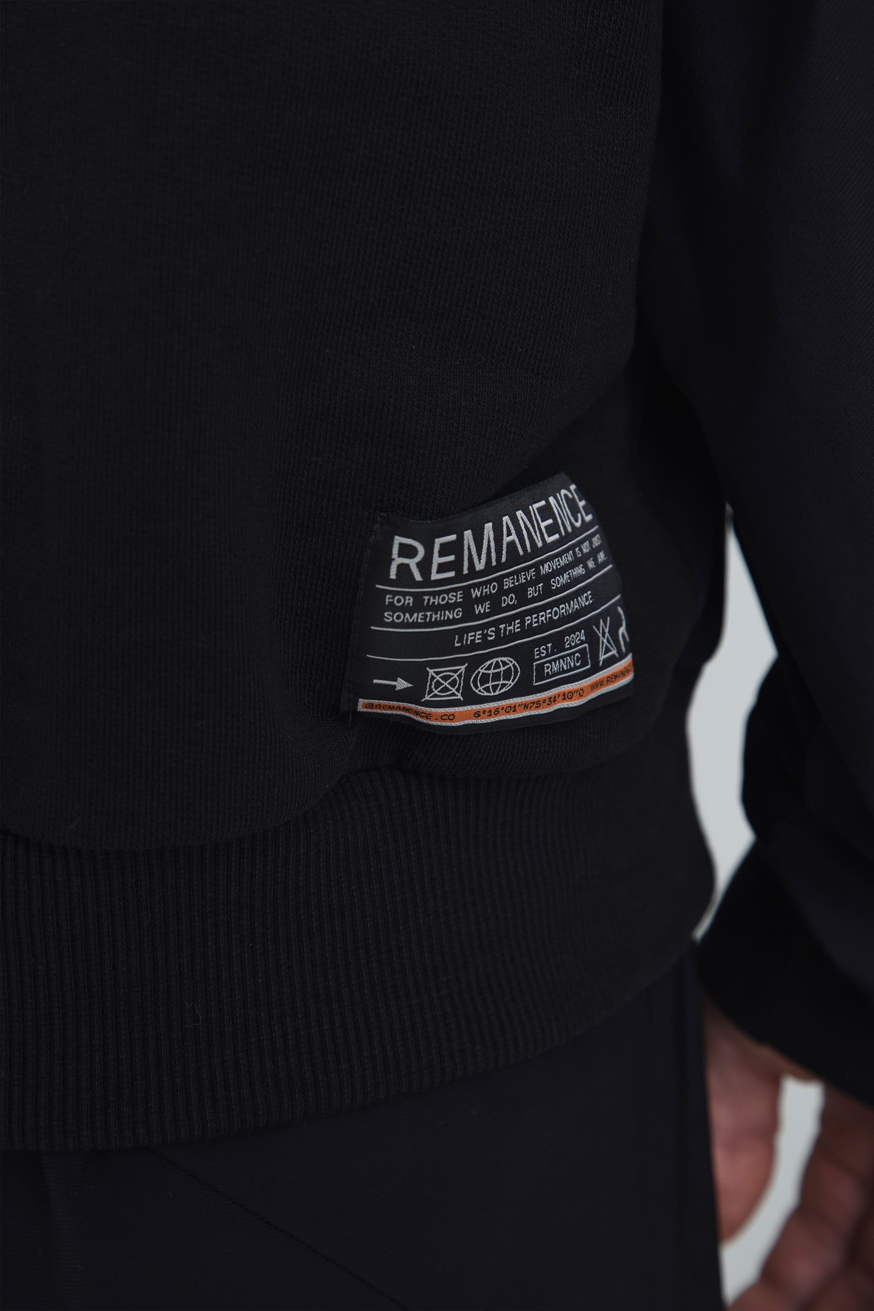 Buzo negro para hombre Shadow cuello alto media cremallera detalle de logo