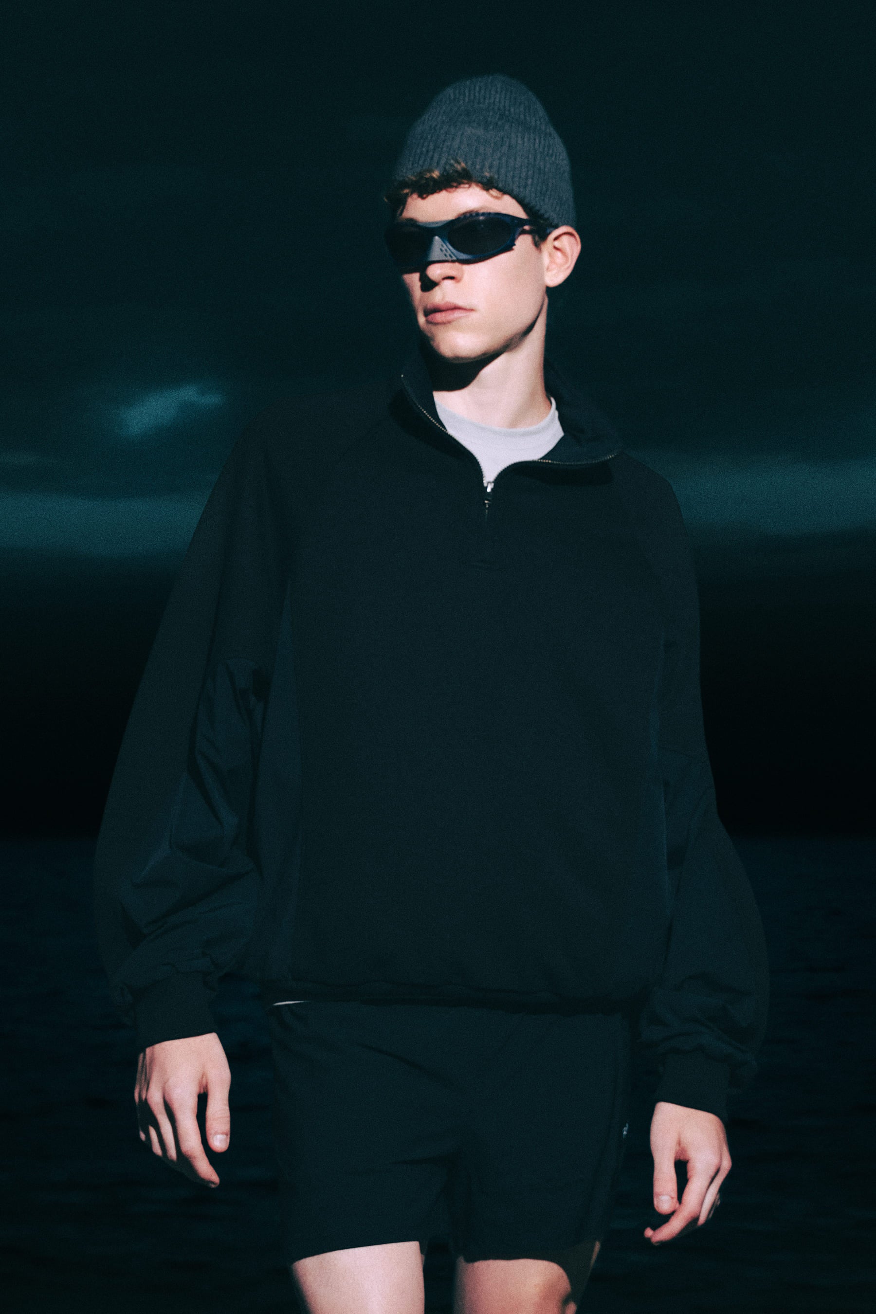 Buzo negro para hombre Shadow cuello alto media cremallera en uso outdoor