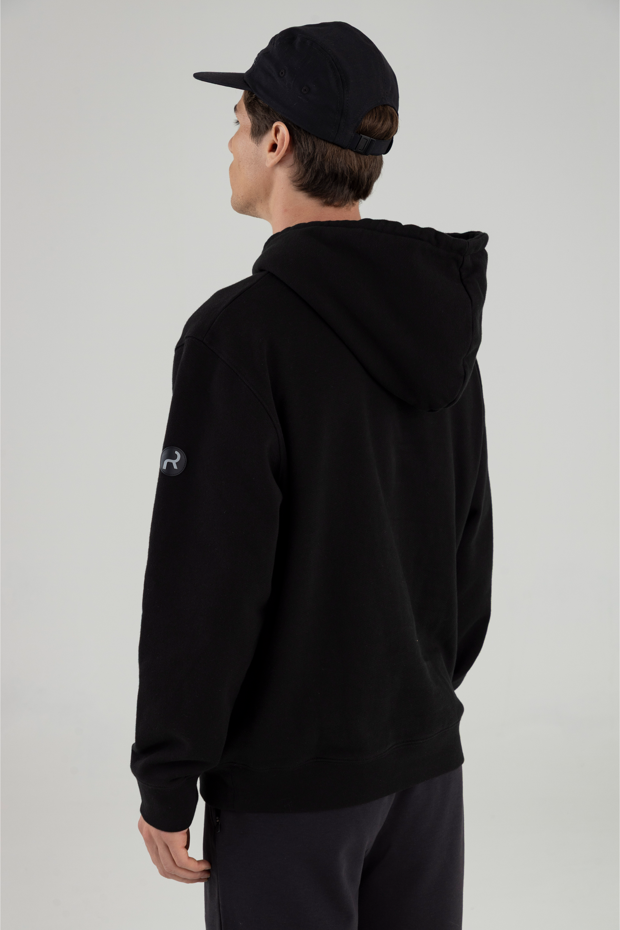 Vista lateral del hoodie con gorra.