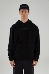 Hombre usando Hoodie Summit negro, vista frontal.