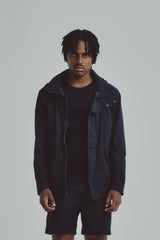 Chaqueta negra hombre con capucha y cierre frontal, silueta relajada para looks urbanos versátiles