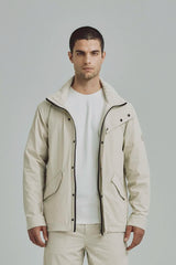 Chaqueta arena con capucha ajustable, bolsillos con broche y diseño versátil para uso urbano
