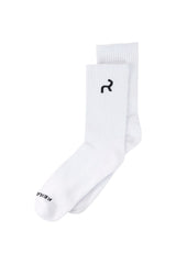 Par de medias blancas hombre con diseño minimalista, ideales para complementar looks casuales o de entrenamiento