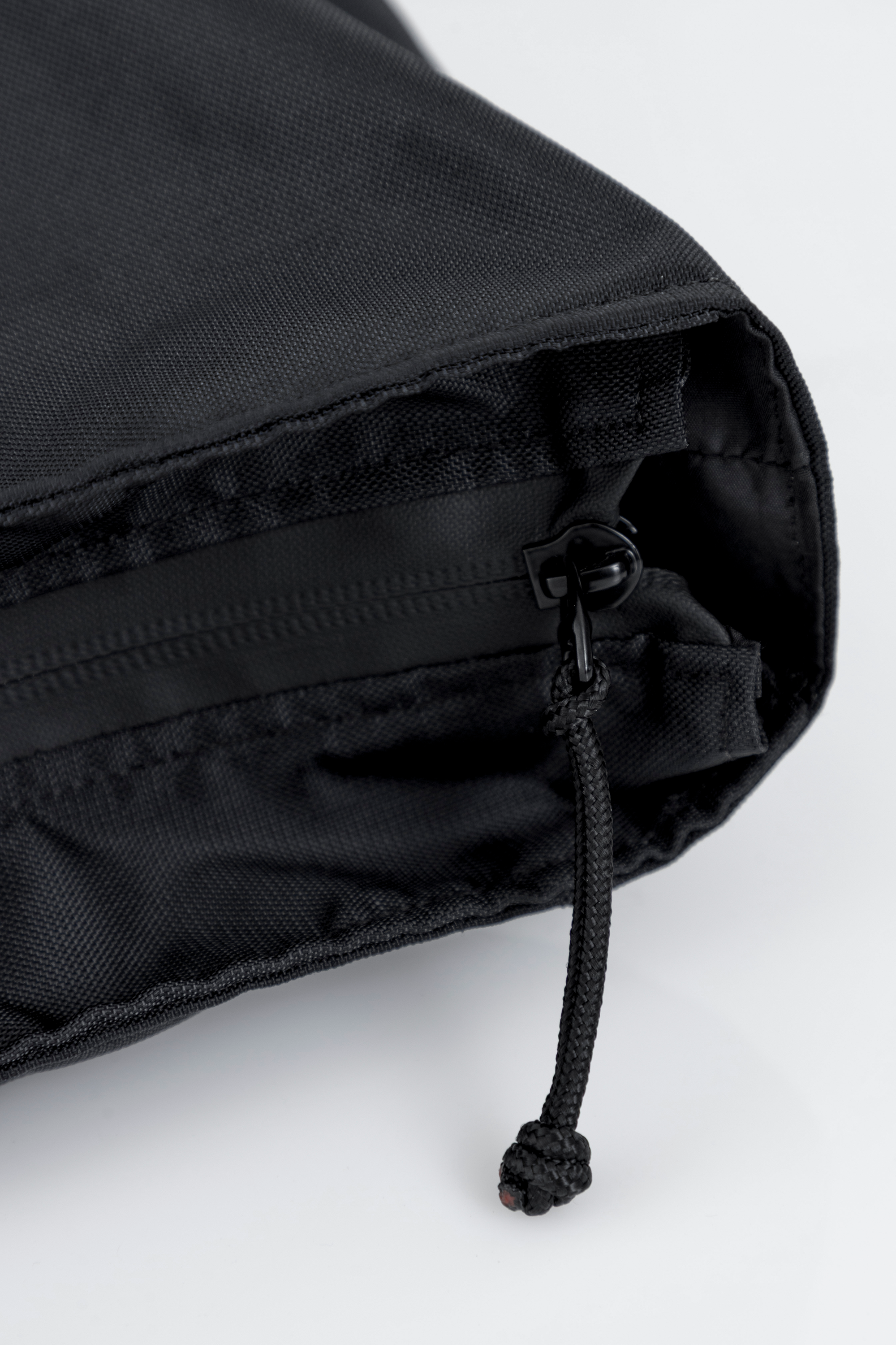Detalle del cierre con cremallera water-repellent del Backpack Adventure.