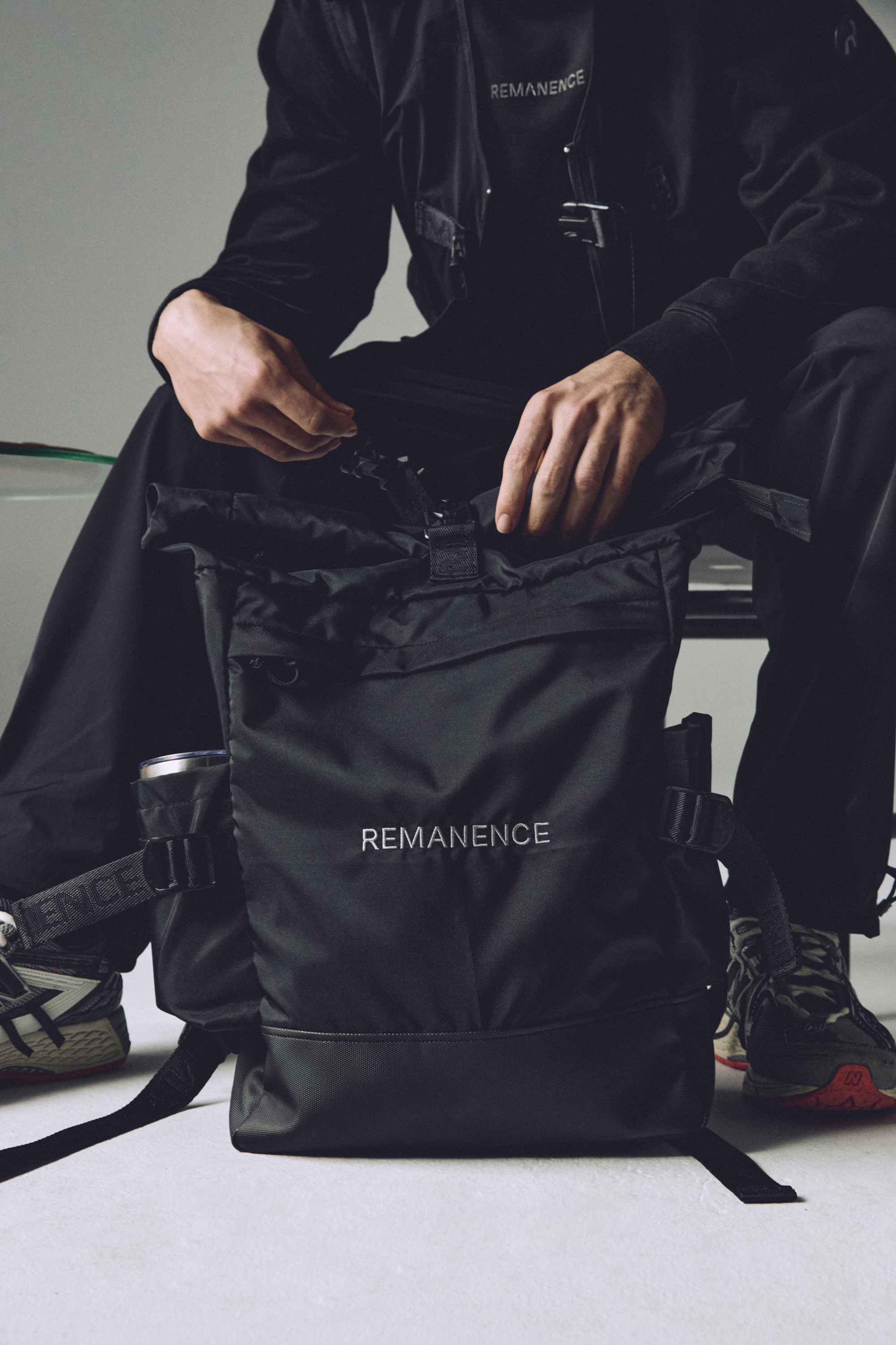 Modelo con el Backpack Adventure en uso urbano.