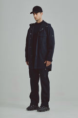 Parka negra hombre con capucha ajustable y corte ergonómico, combinación de protección y diseño moderno